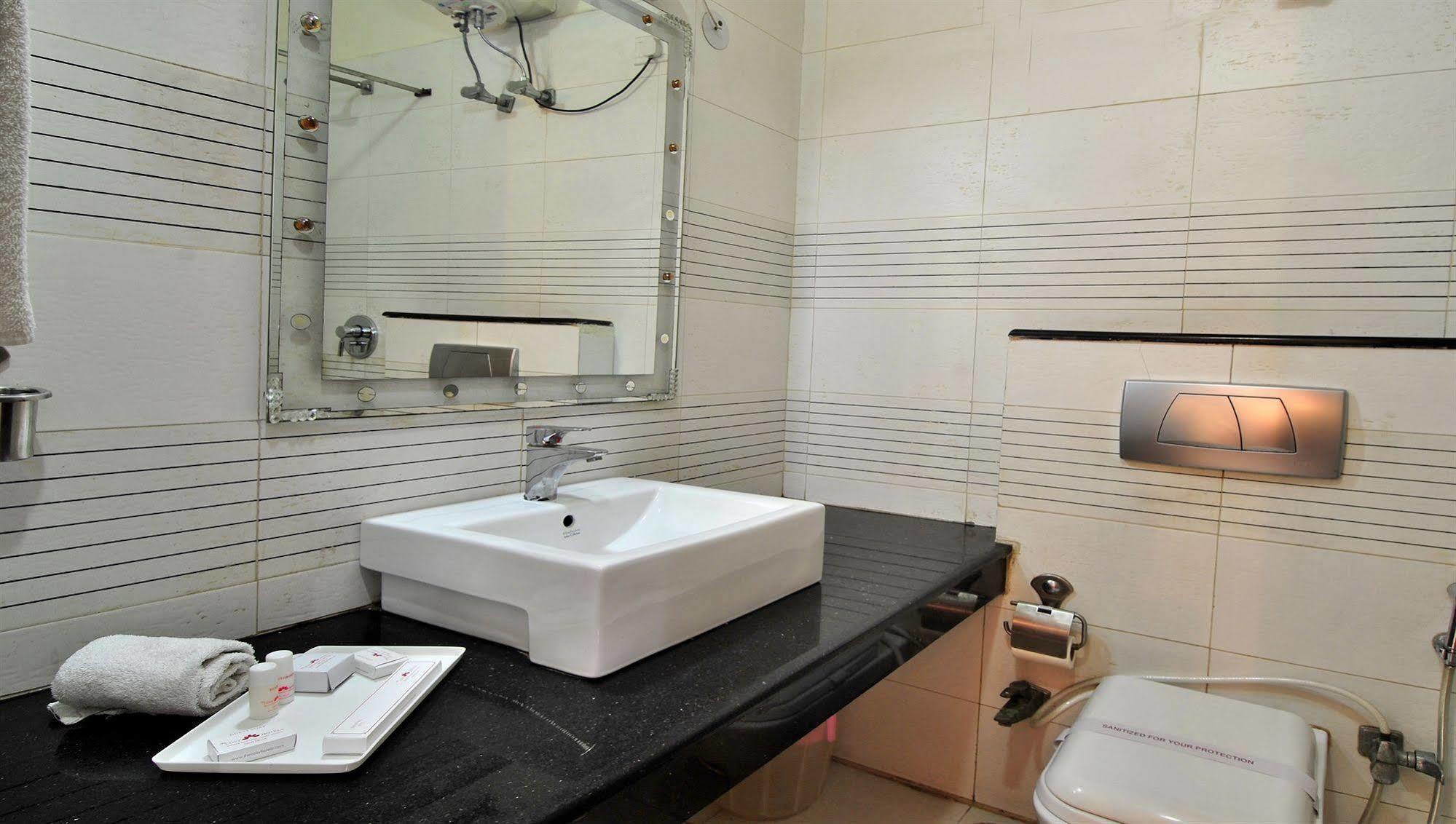 Fabhotel Cosy Palace Hotel 3*