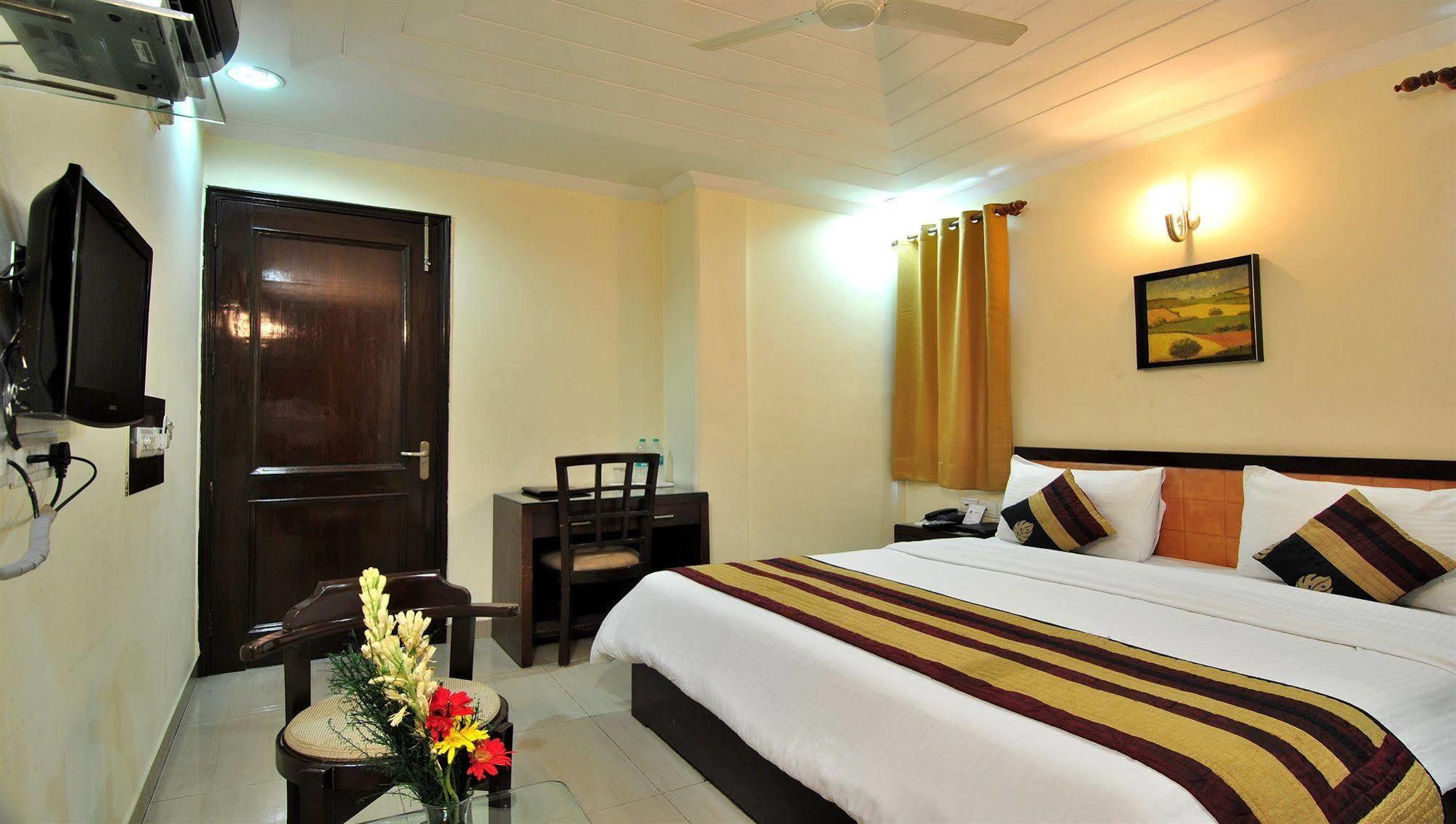 Fabhotel Cosy Palace Hotel