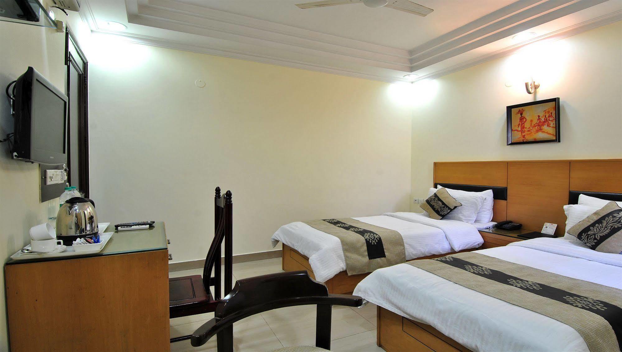 Fabhotel Cosy Palace Hotel