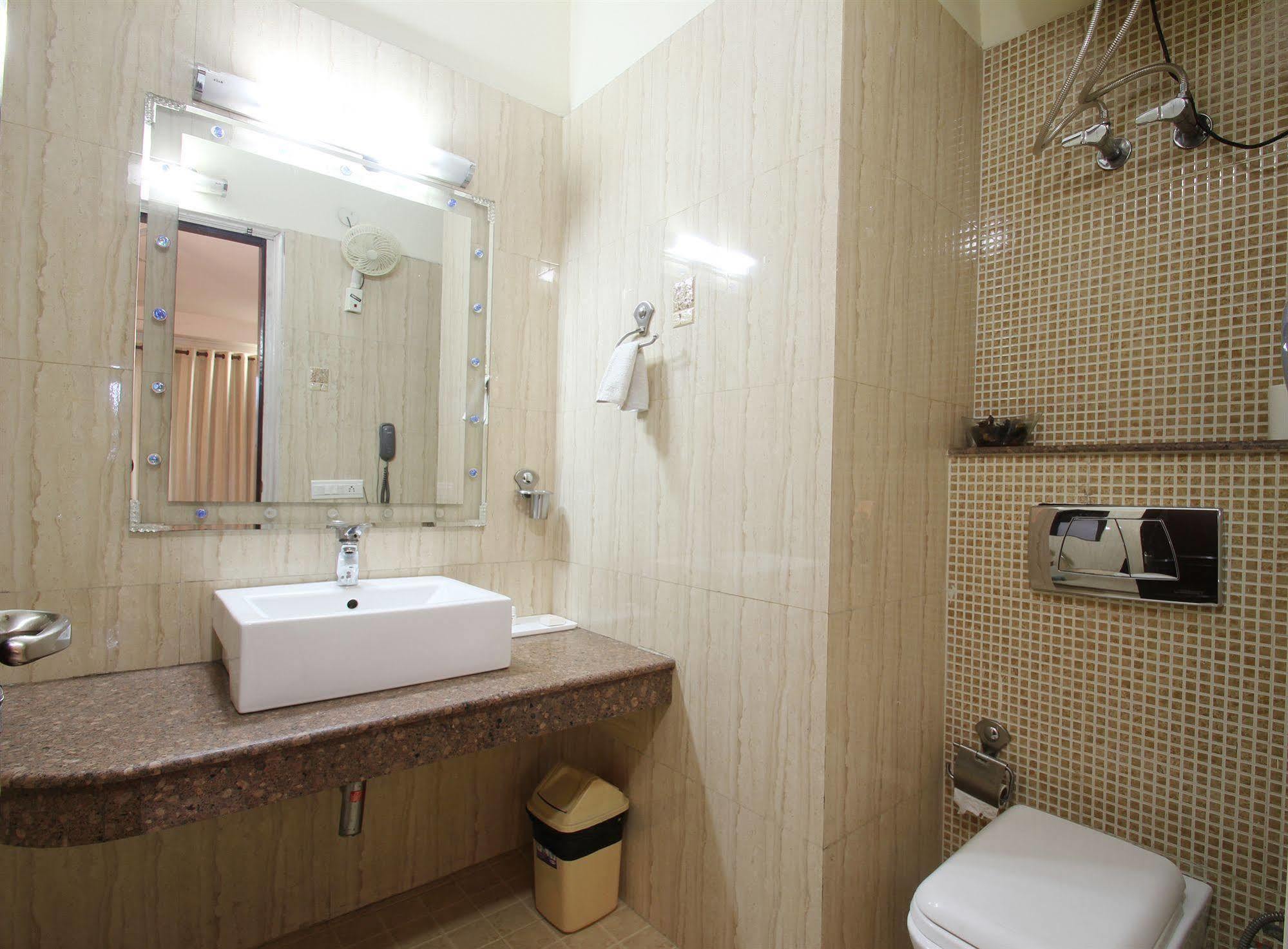Fabhotel Cosy Palace 3*