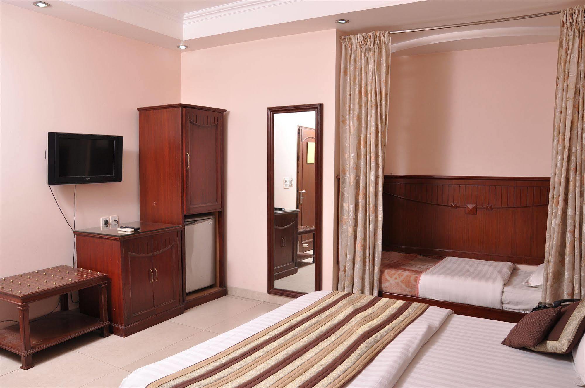 Legend - Walk-in From Railway Station Hotel