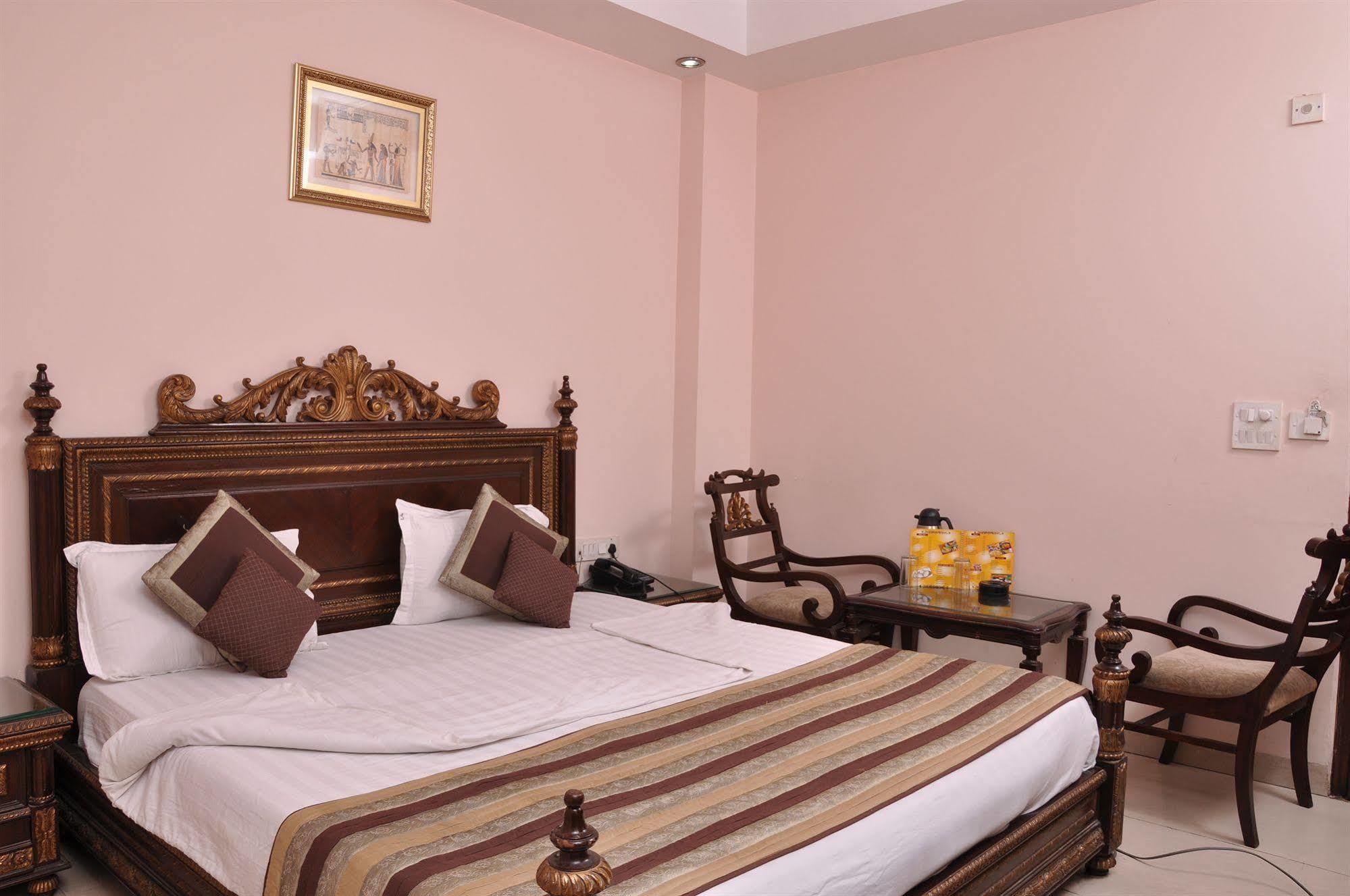 Hotel Legend - Walk-in From Railway Station 3*