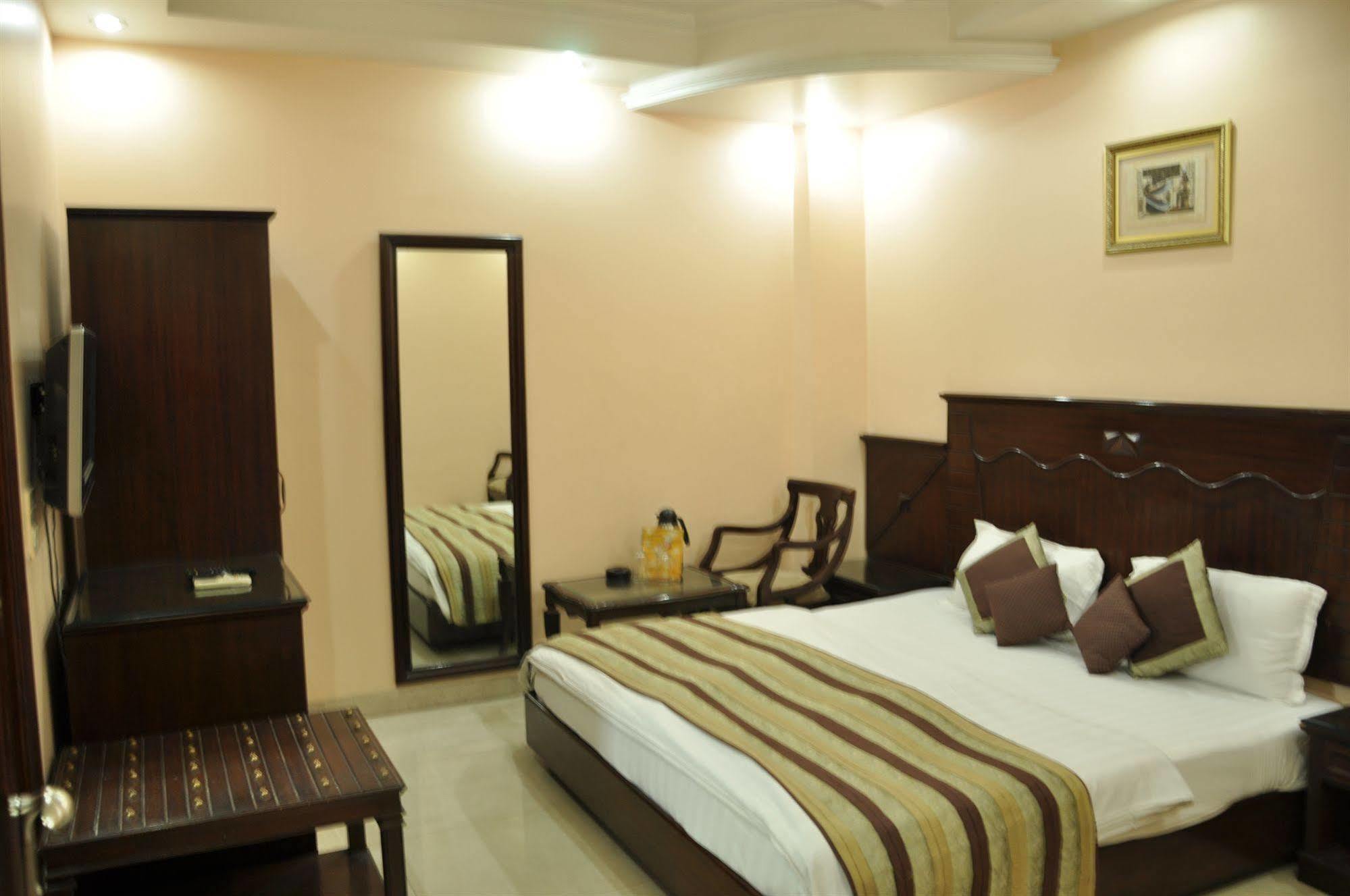 Legend - Walk-in From Railway Station Hotel