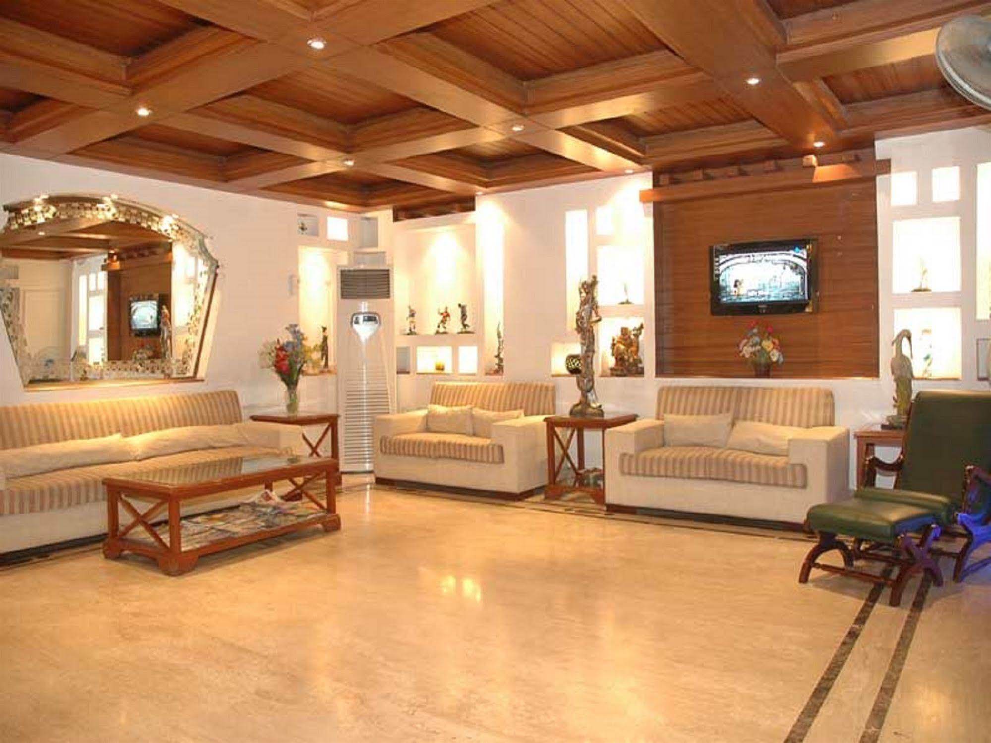 Emperor Palms Hotel