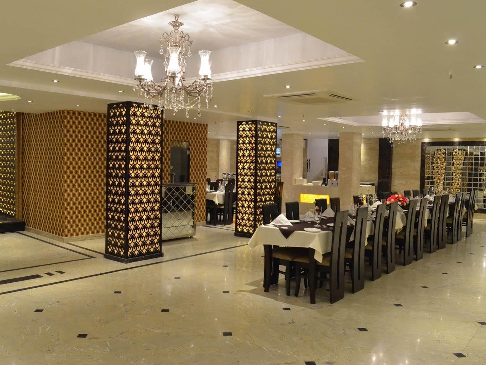 Hotel Emperor Palms