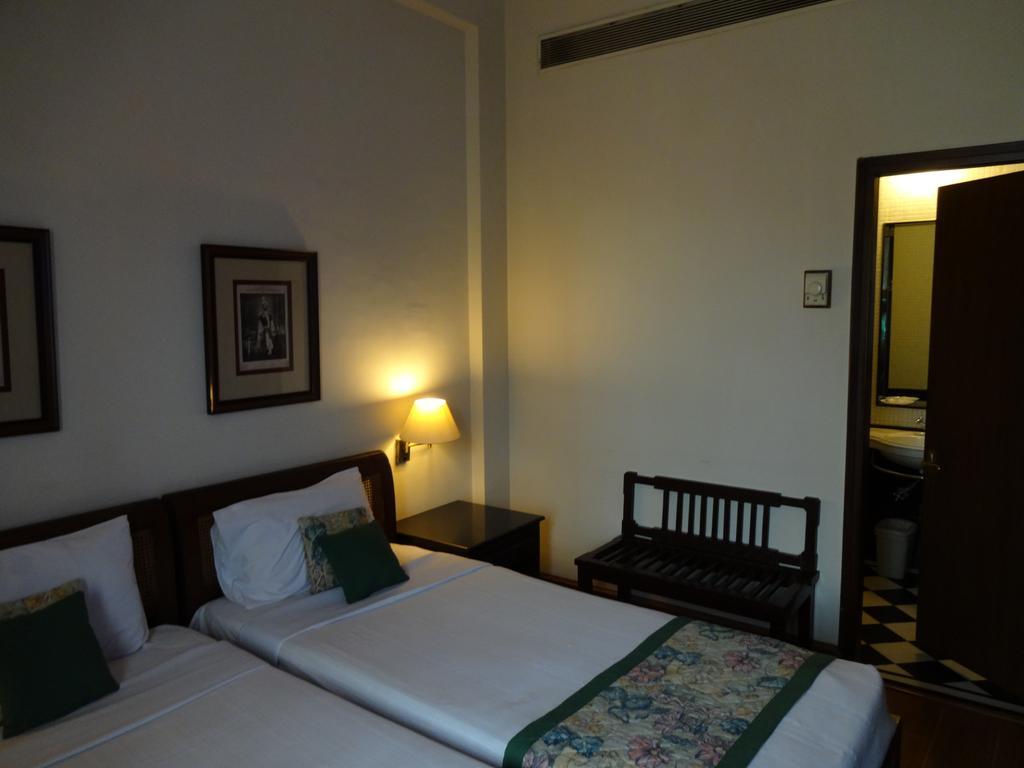 Broadway Hotel