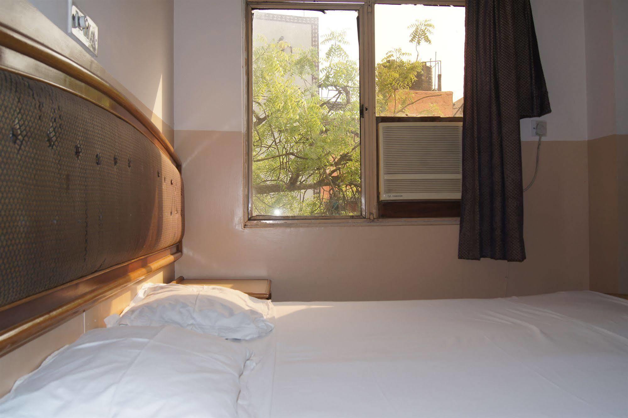 Westend 5 Mint From Nizamuddin Railway Station Guest house New Delhi