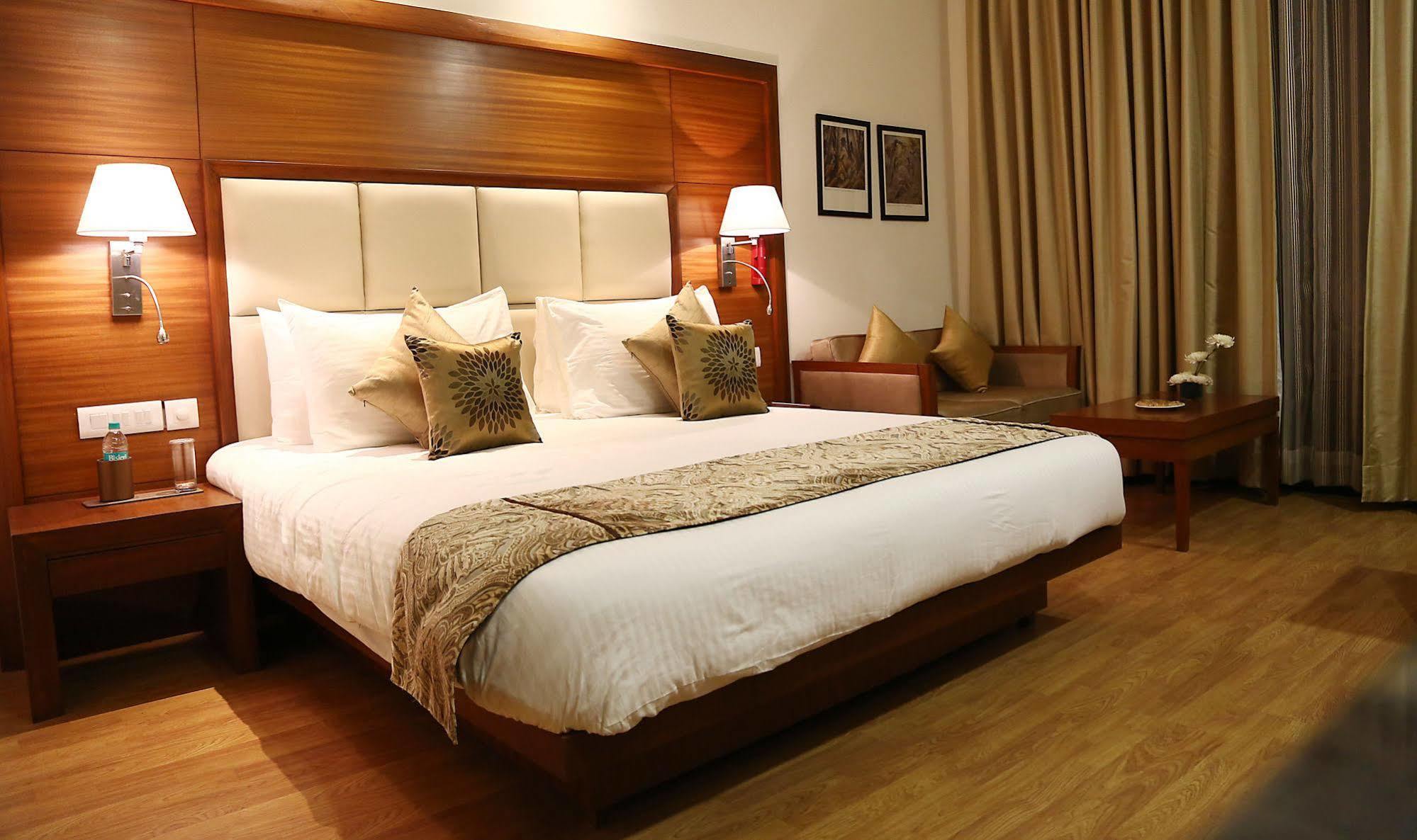 Hotel Grand Notting Hills And Nova Deli