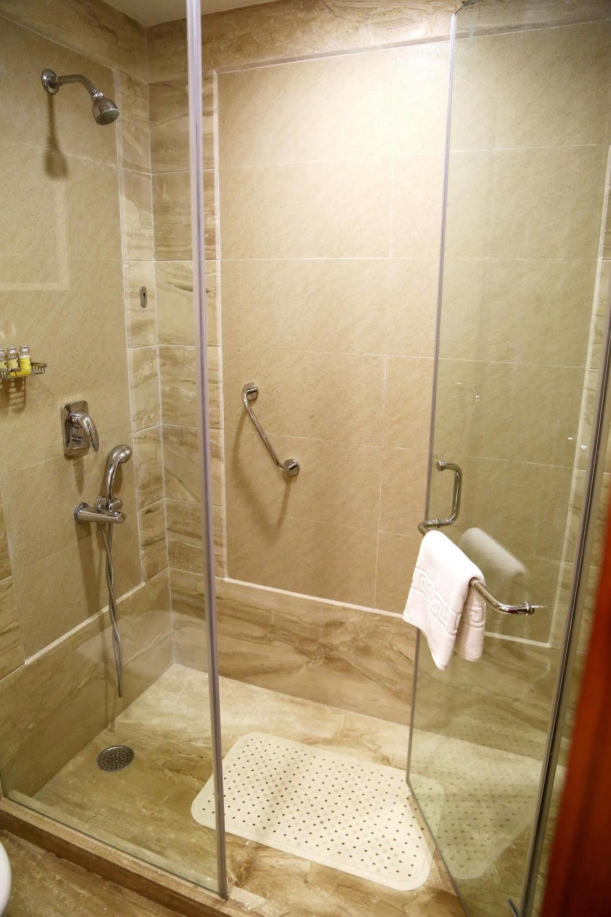 Grand Notting Hills And 4* New Delhi
