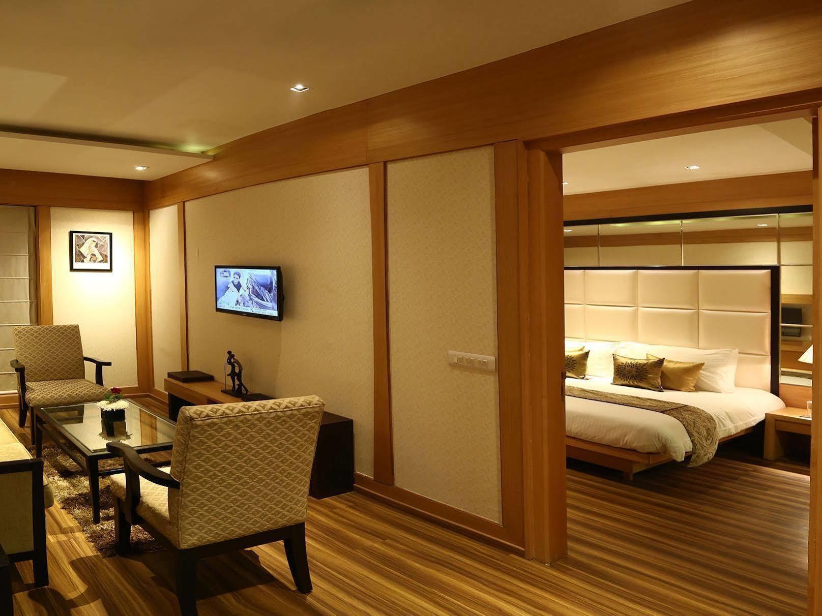Grand Notting Hills And New Delhi