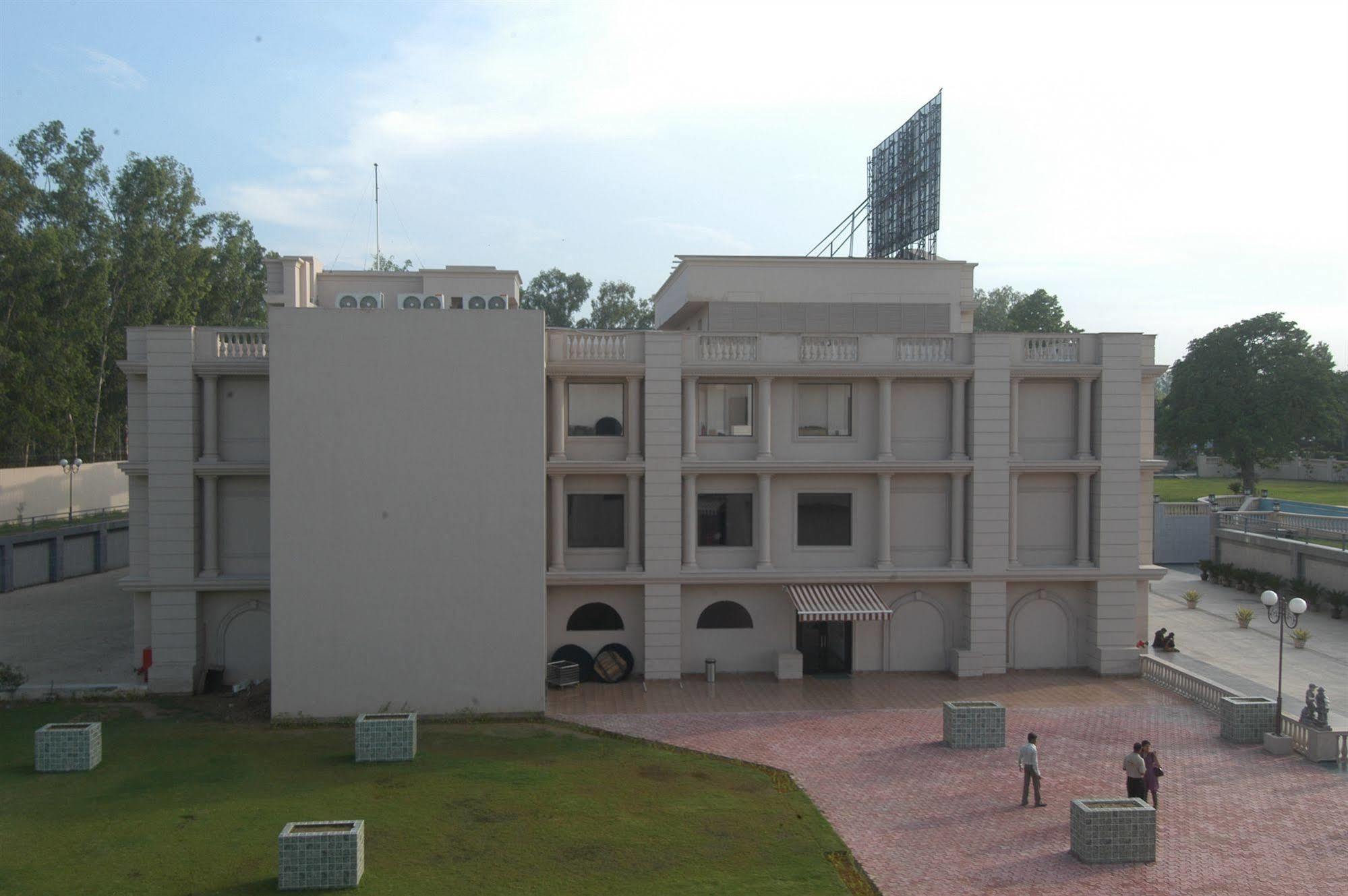 Mapple Emerald Hotel