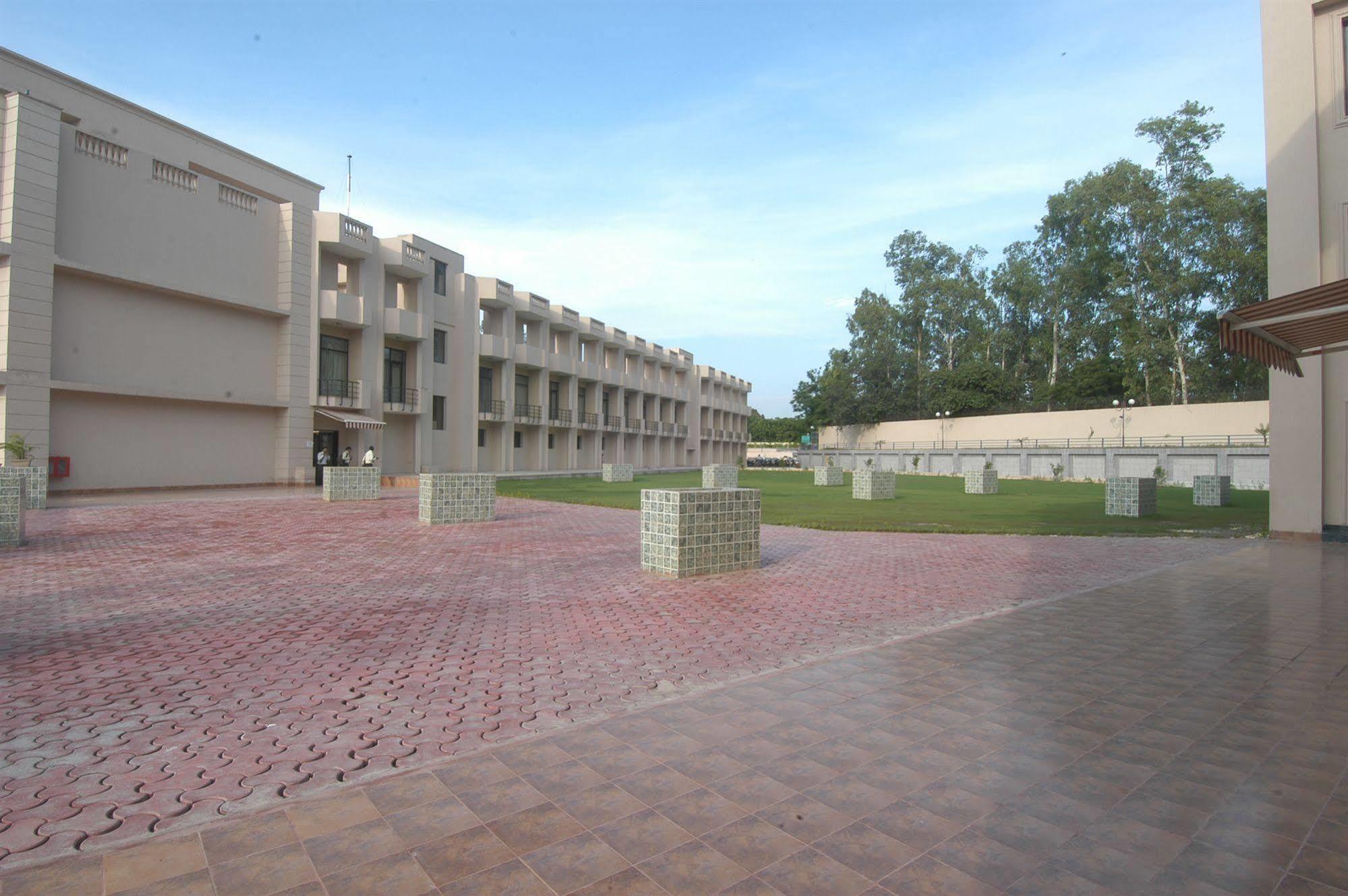 Hotel Mapple Emerald New Delhi