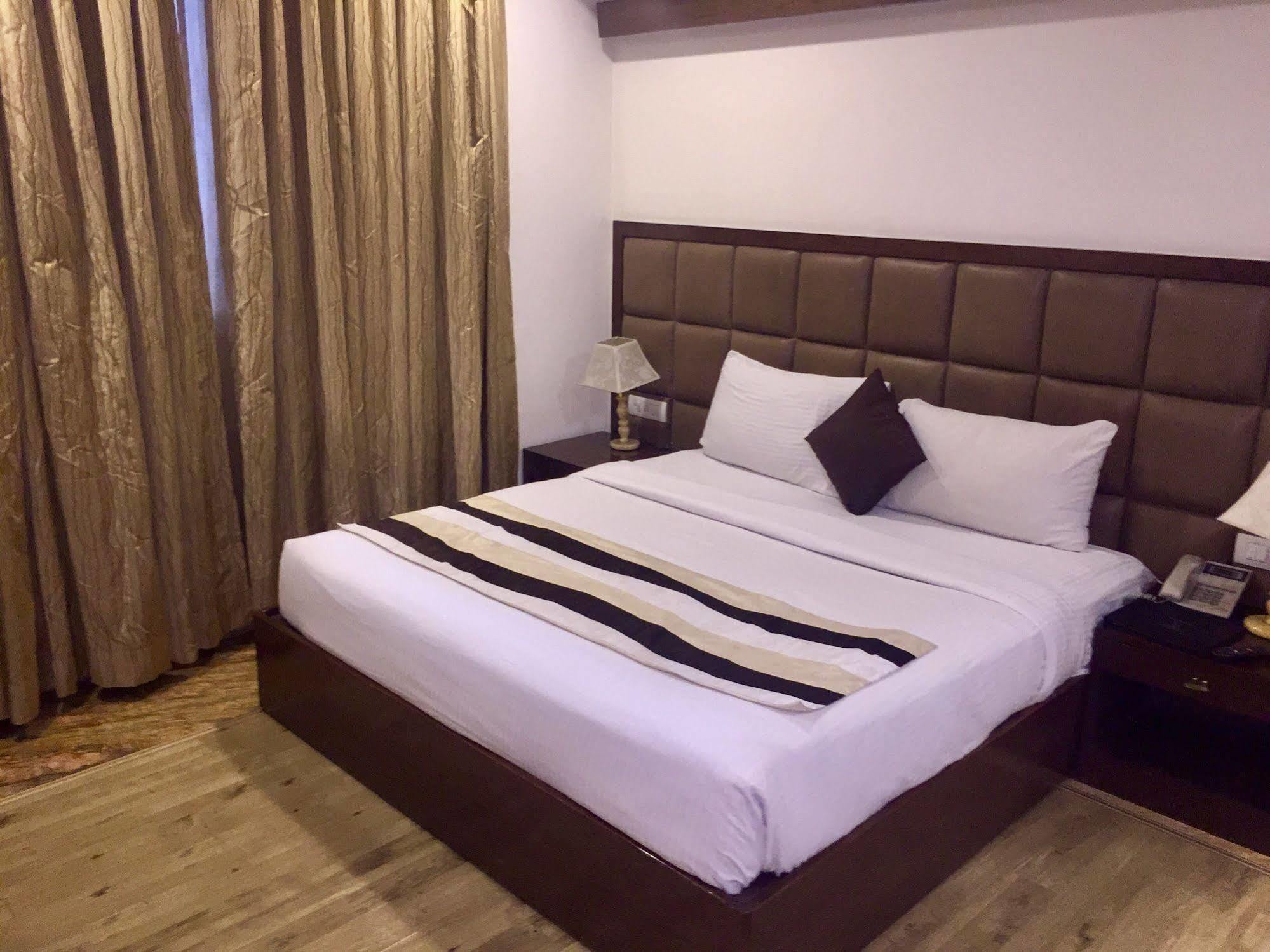 Taurus Sarovar Portico