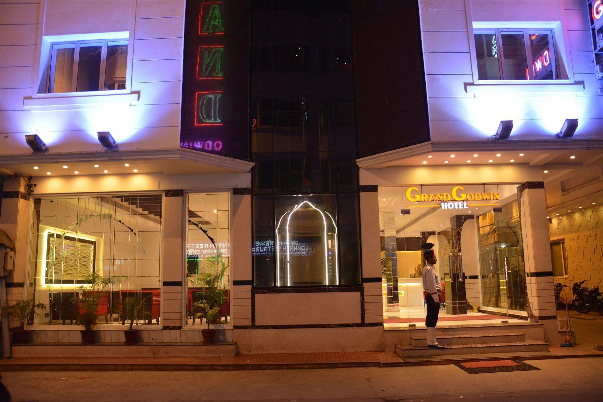 Hotel Grand Godwin - Complimentary Airport Pickup -near Ndls Railway Stn