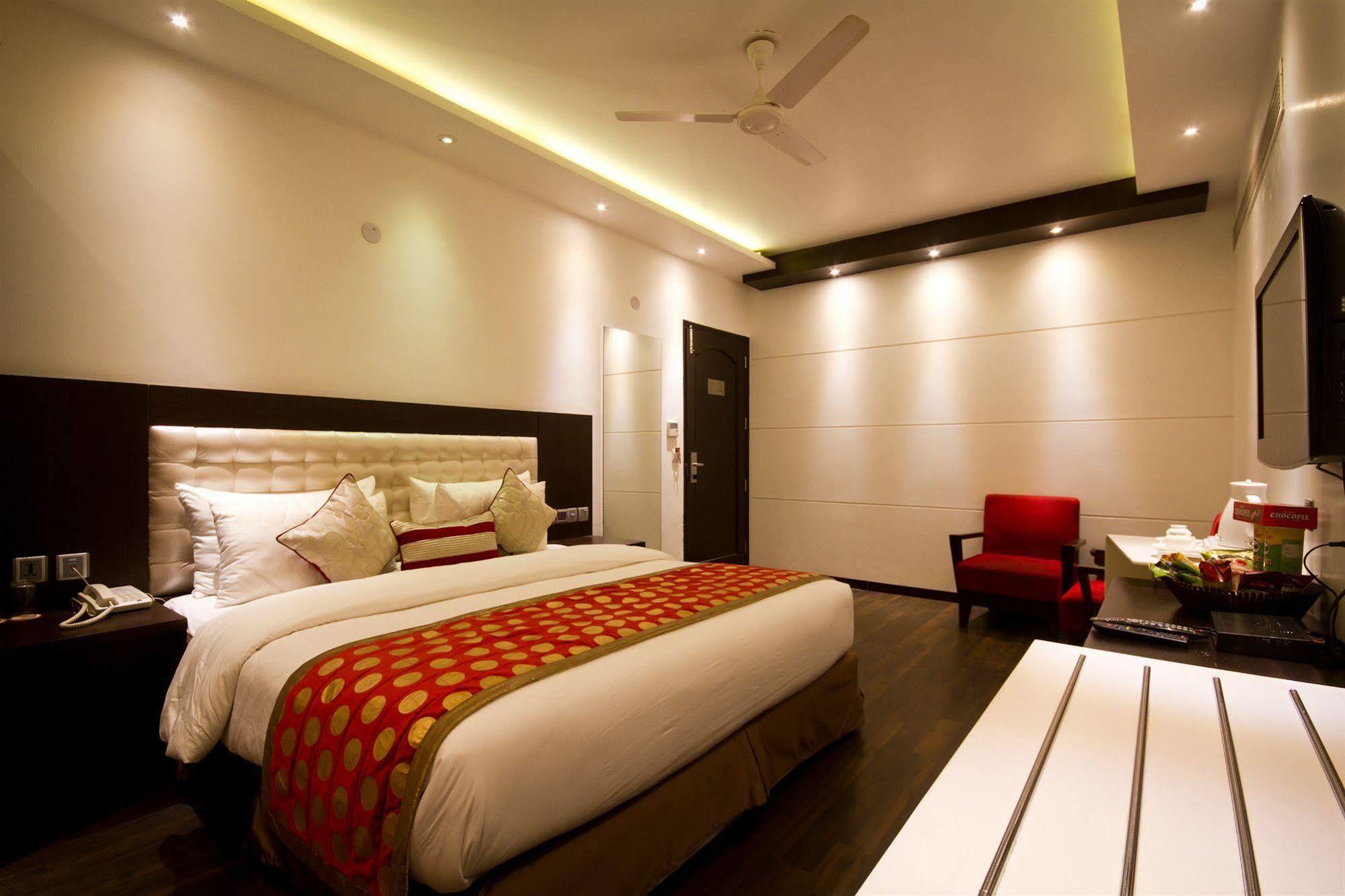 Hotel Grand Godwin - Complimentary Airport Pickup -near Ndls Railway Stn 4*