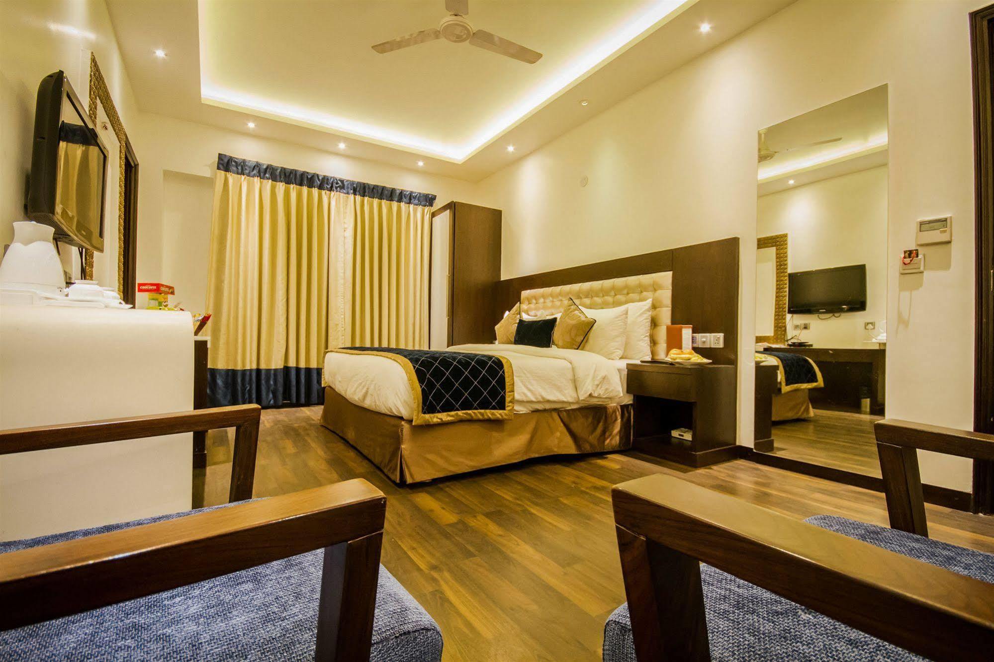 Grand Godwin - Complimentary Airport Pickup -near Ndls Railway Stn Hotel Nova Deli