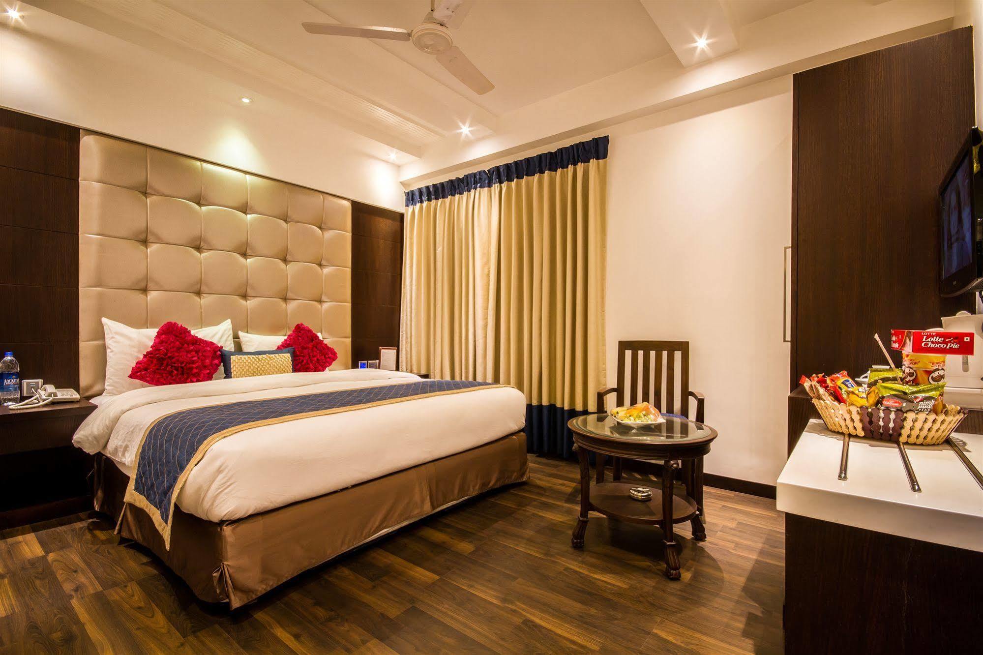 Grand Godwin - Complimentary Airport Pickup -near Ndls Railway Stn 4*