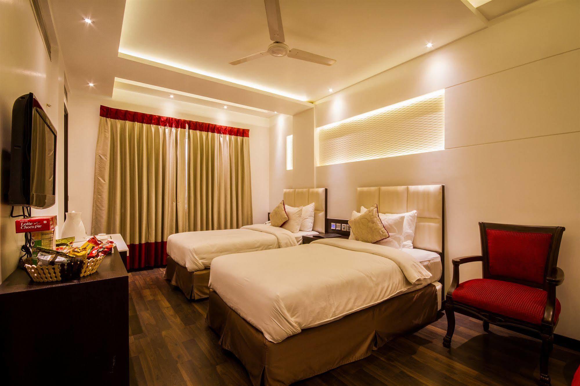 Hotel Grand Godwin - Complimentary Airport Pickup -near Ndls Railway Stn Nova Deli