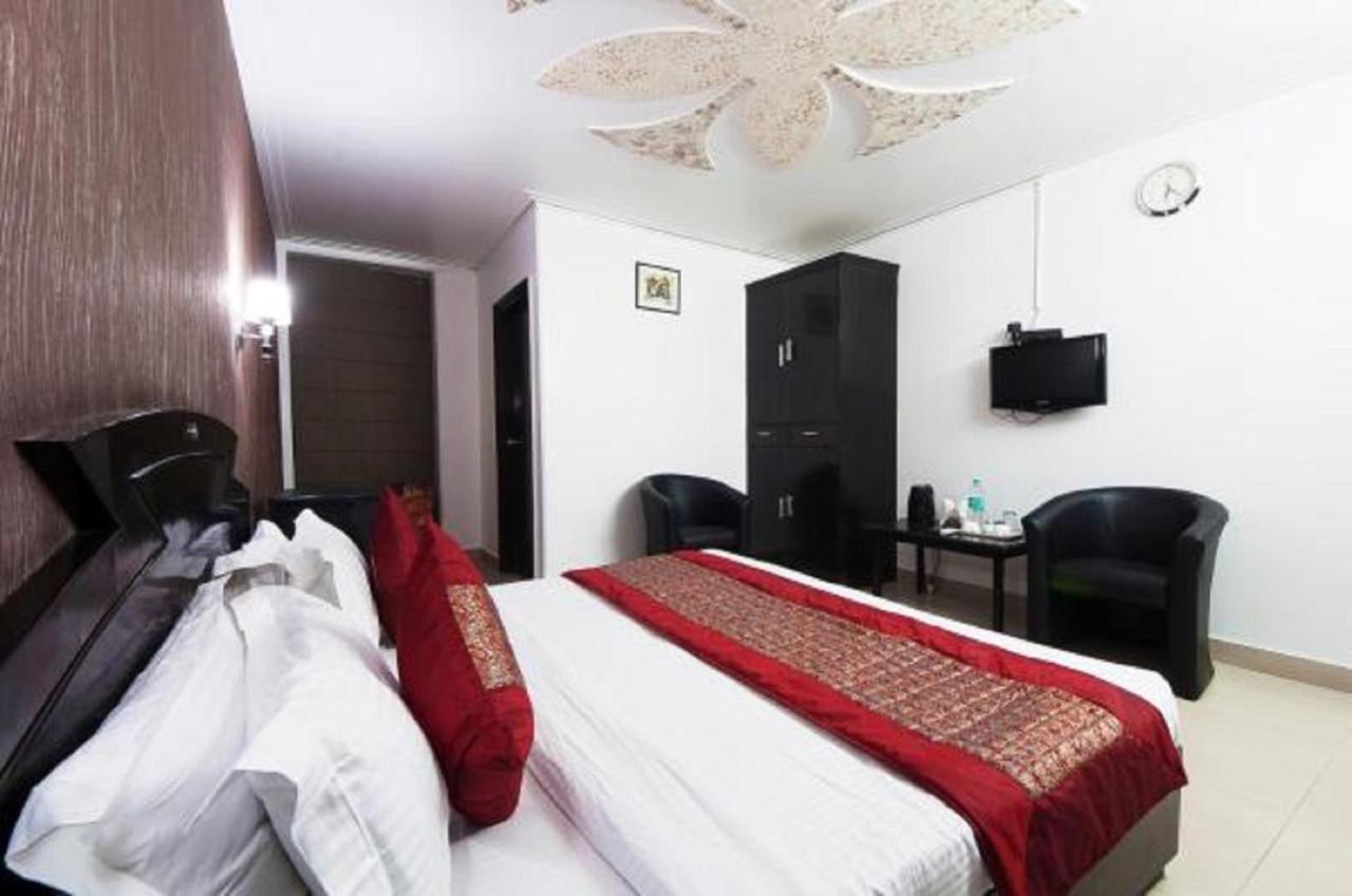 Airport Heights 3*
