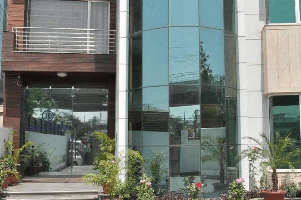 Hotel Hari's Court &