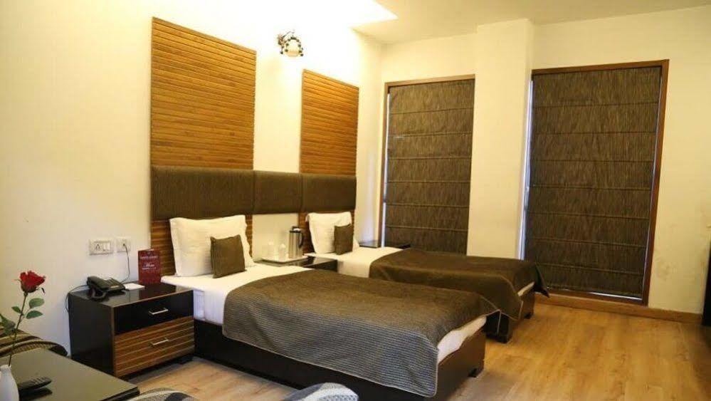 Hotel Hari's Court &