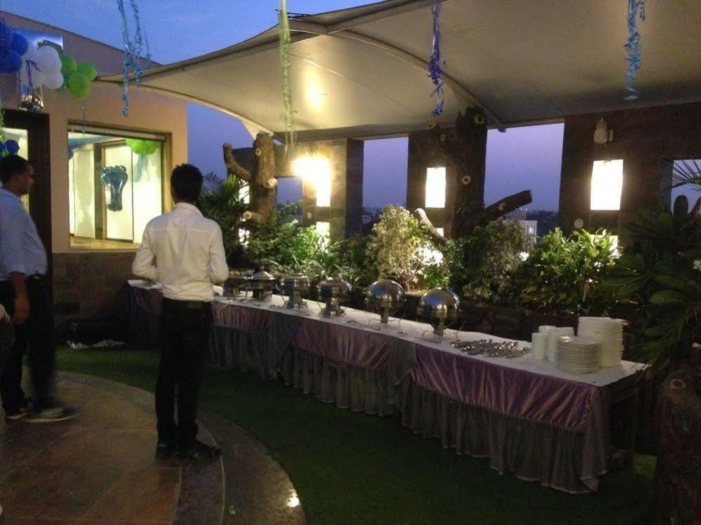 Hotel Hari's Court & New Delhi