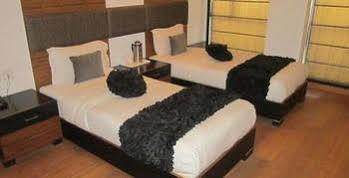 Hotel Hari's Court &