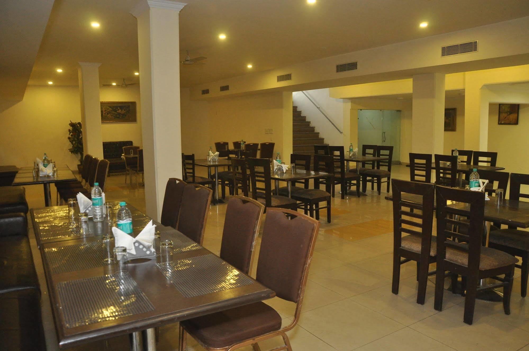 Hotel Fairmint Global New Delhi