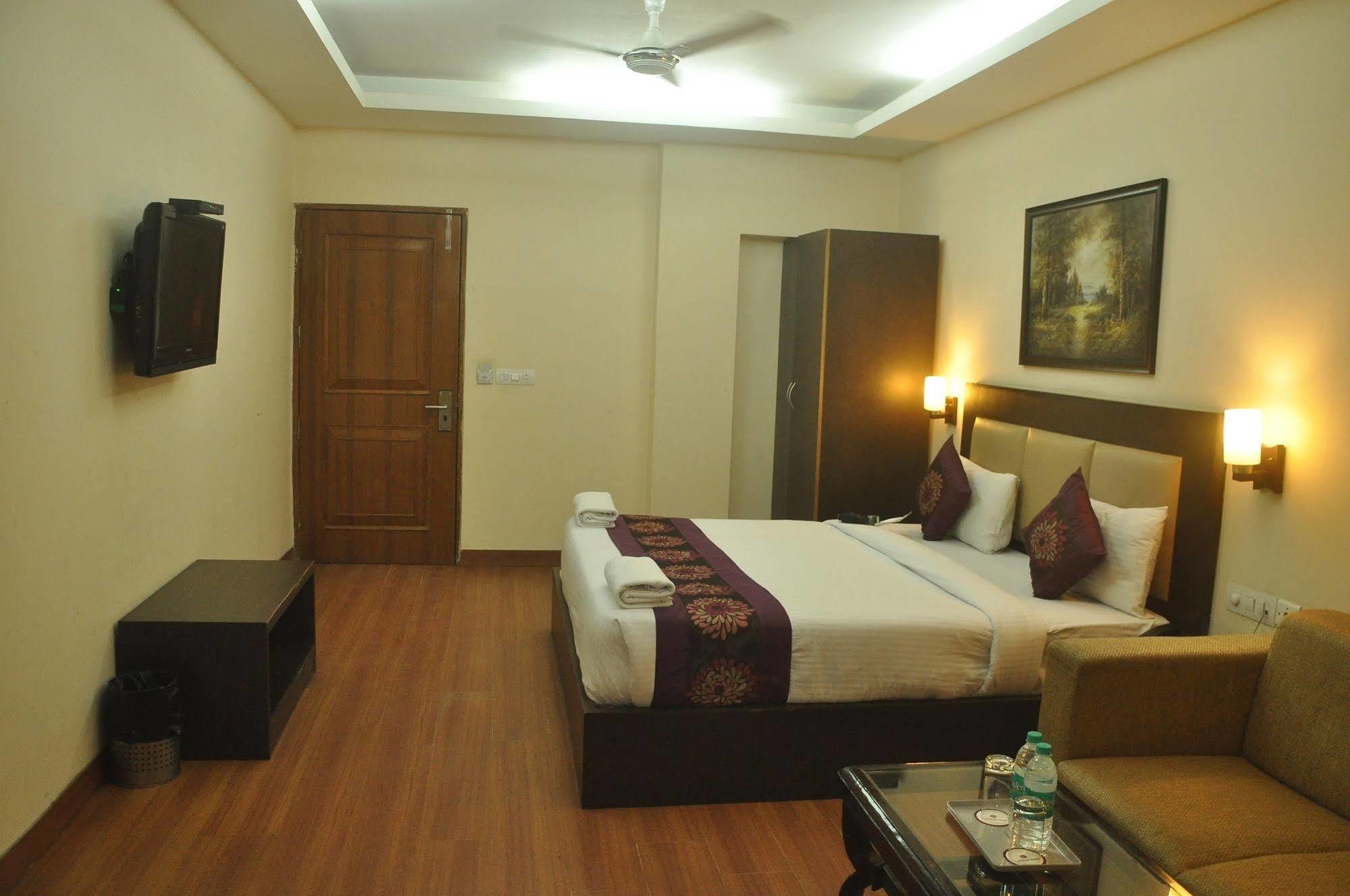 Hotel Fairmint Global New Delhi