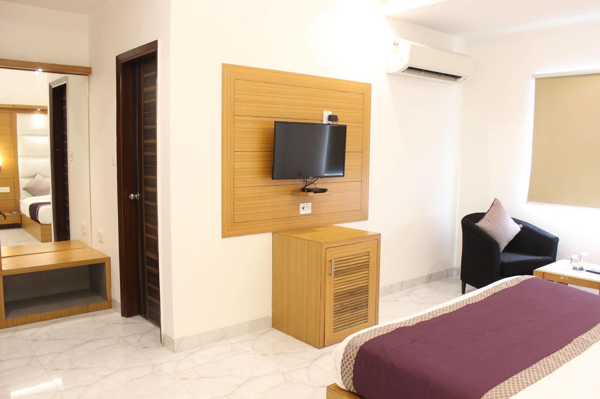 Fabhotel Star Delhi Airport Hotel 3*