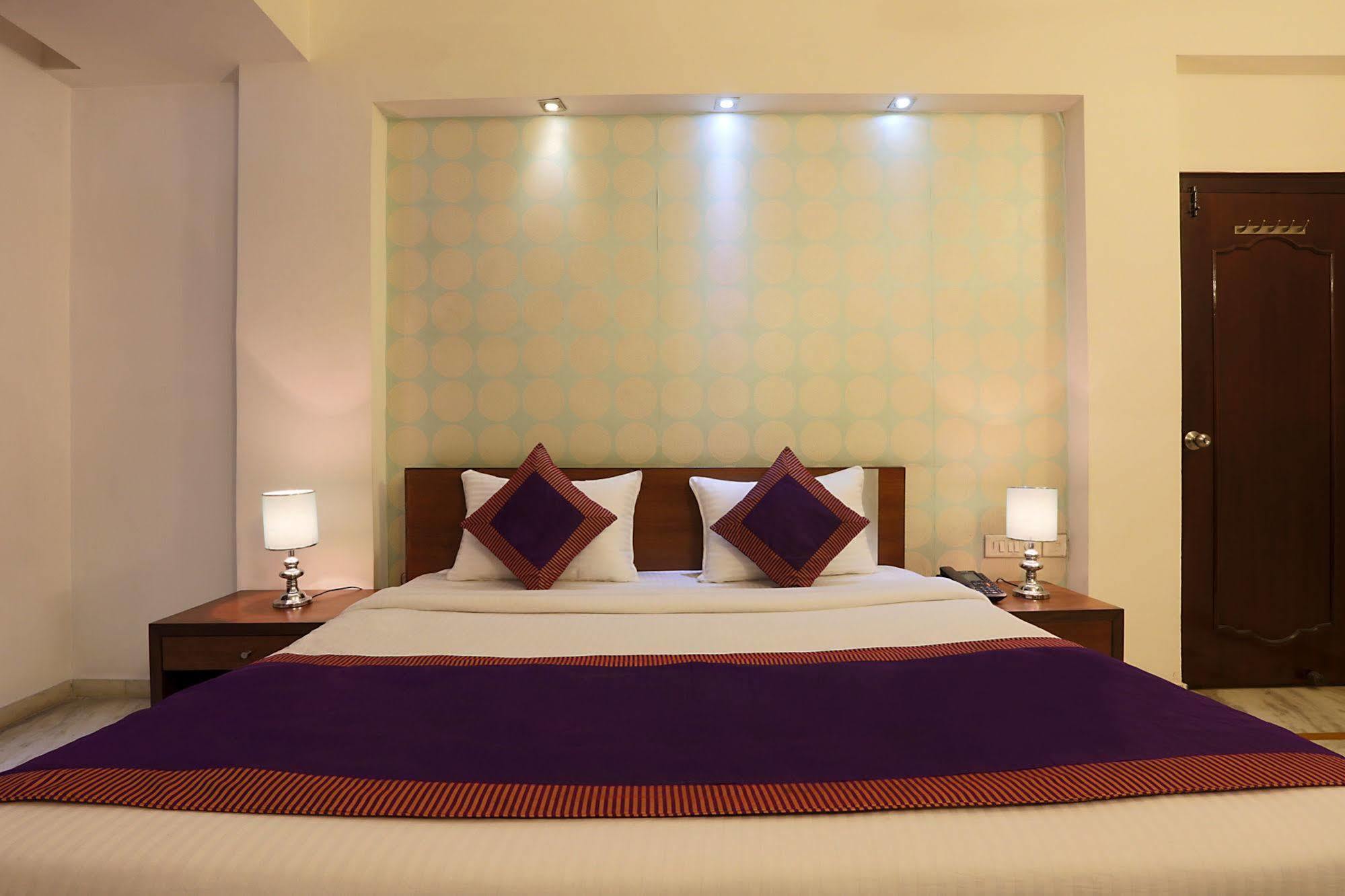 Fabhotel Star Delhi Airport Hotel 3*