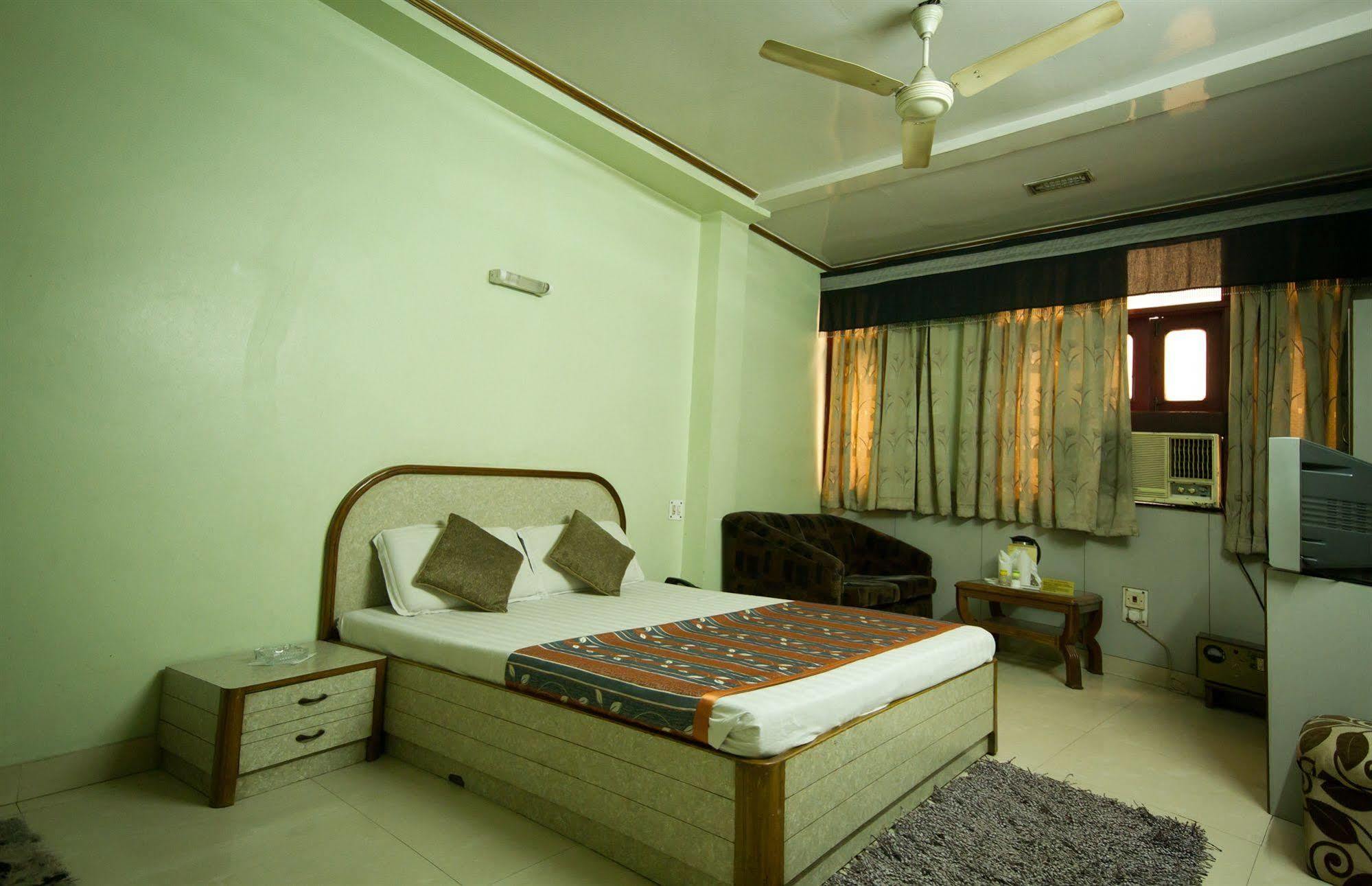 Woodland Deluxe Hotel 2*