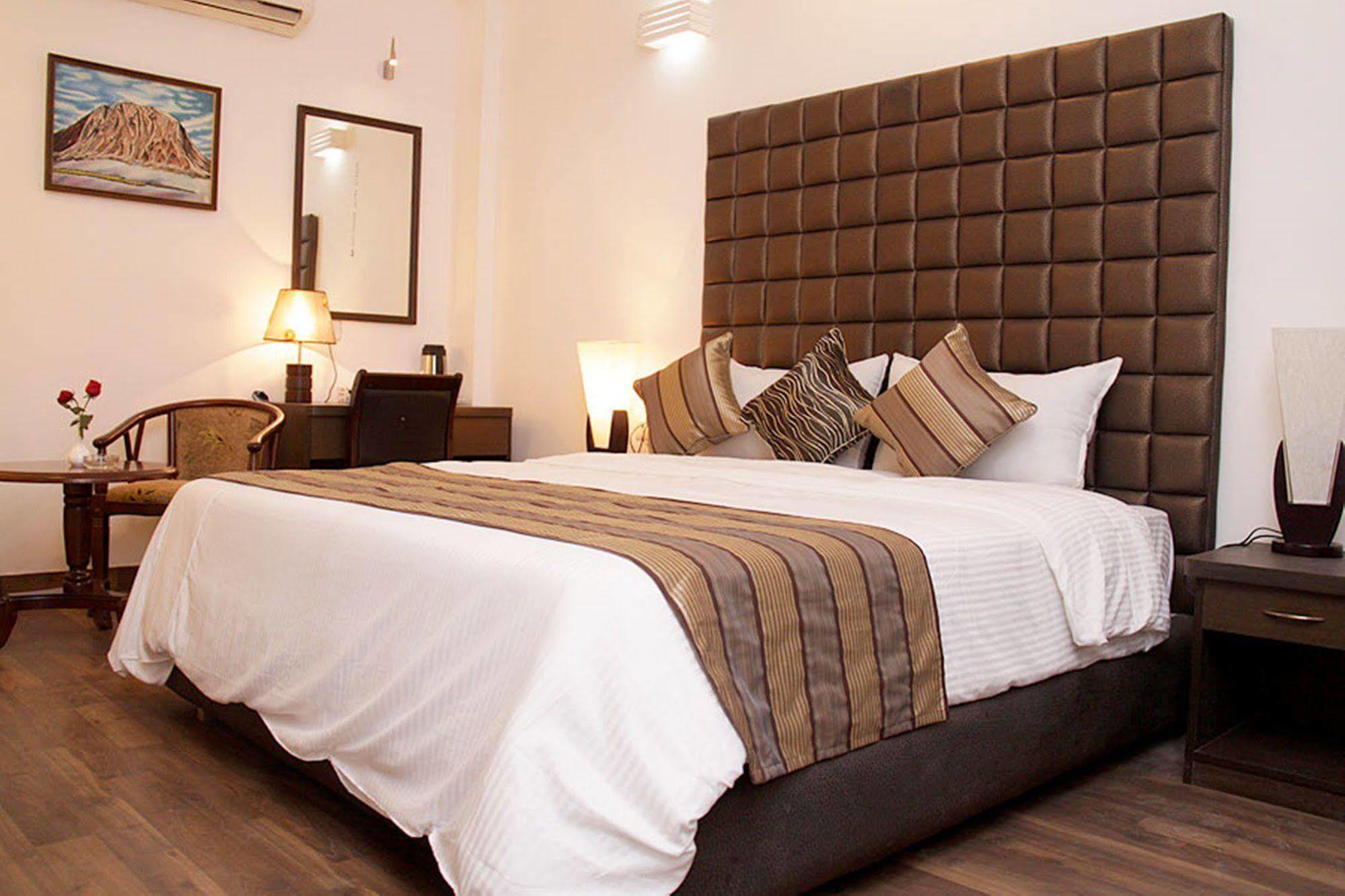 Fabhotel Cameron Nova Deli
