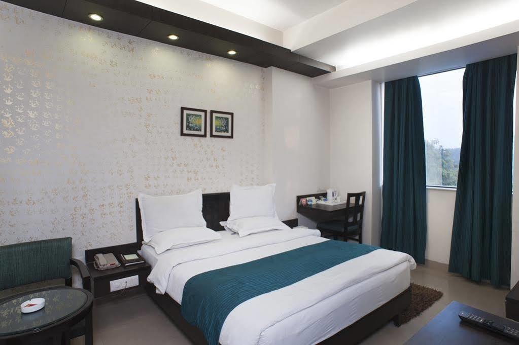 Fabhotel Rockland 3*