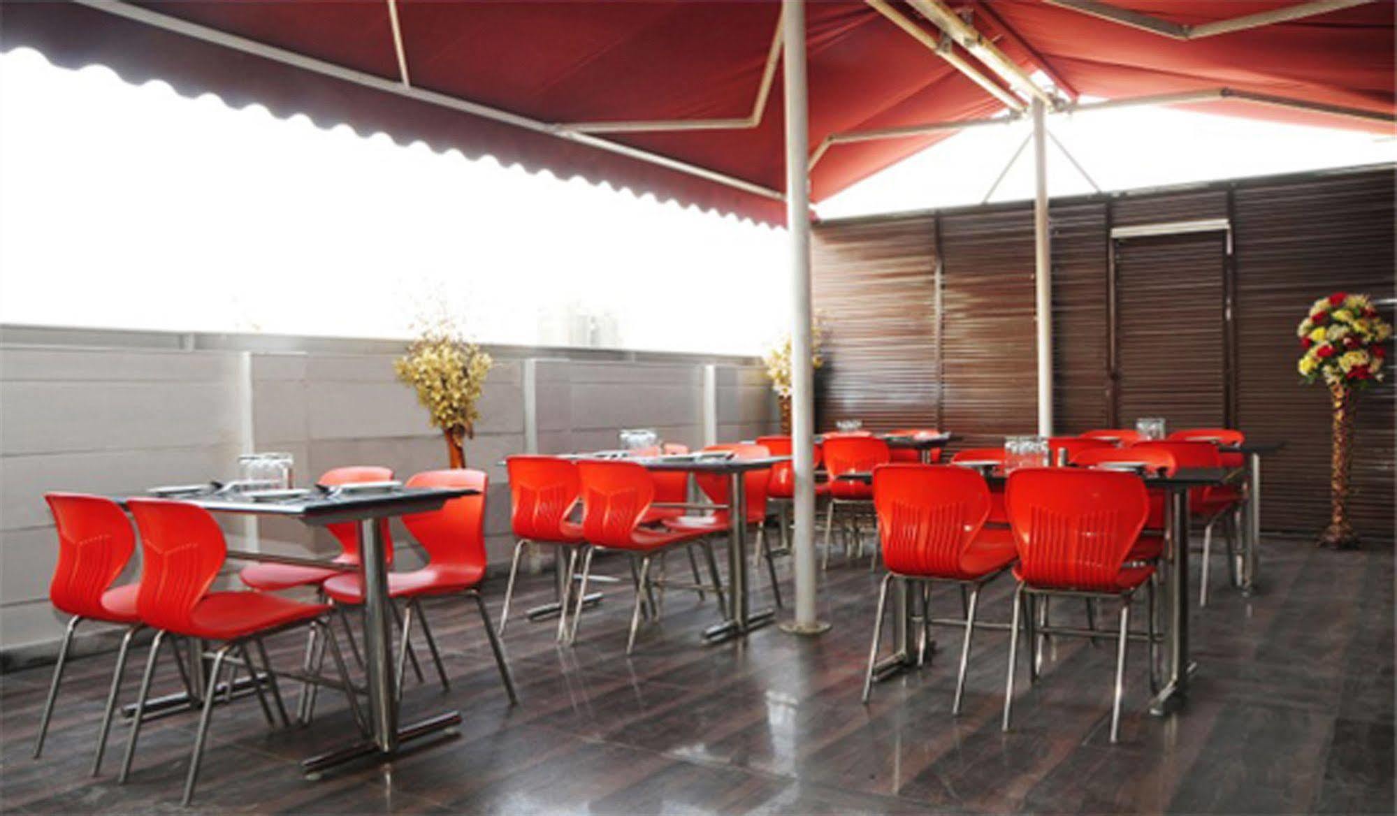 Hotel Moments-near Blk Hospital 3*