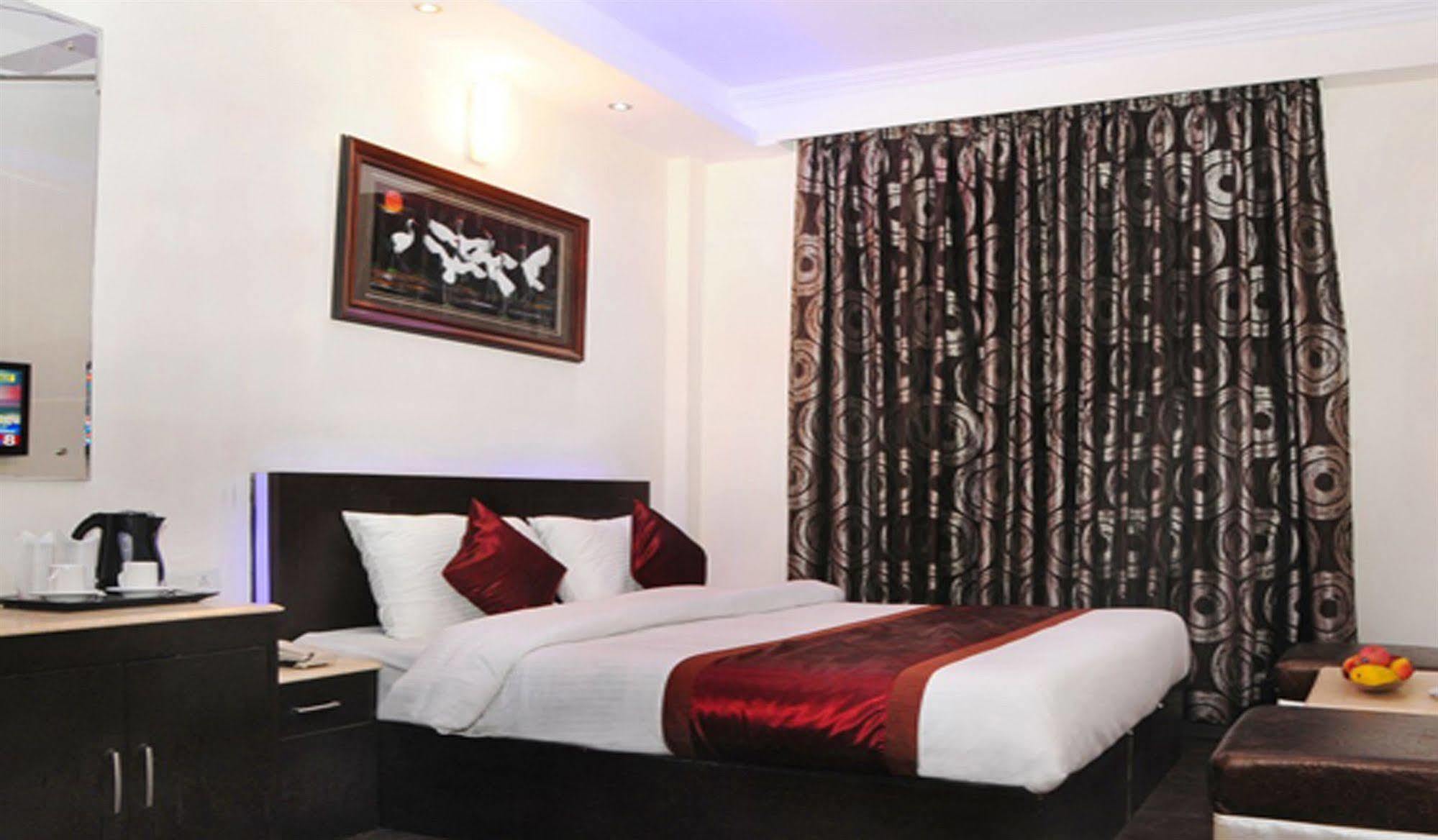 Hotel Moments-near Blk Hospital
