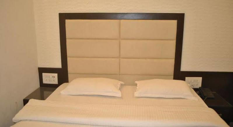 Hotel Baba Deluxe Near Railway Station And Center -by Rcg 3*