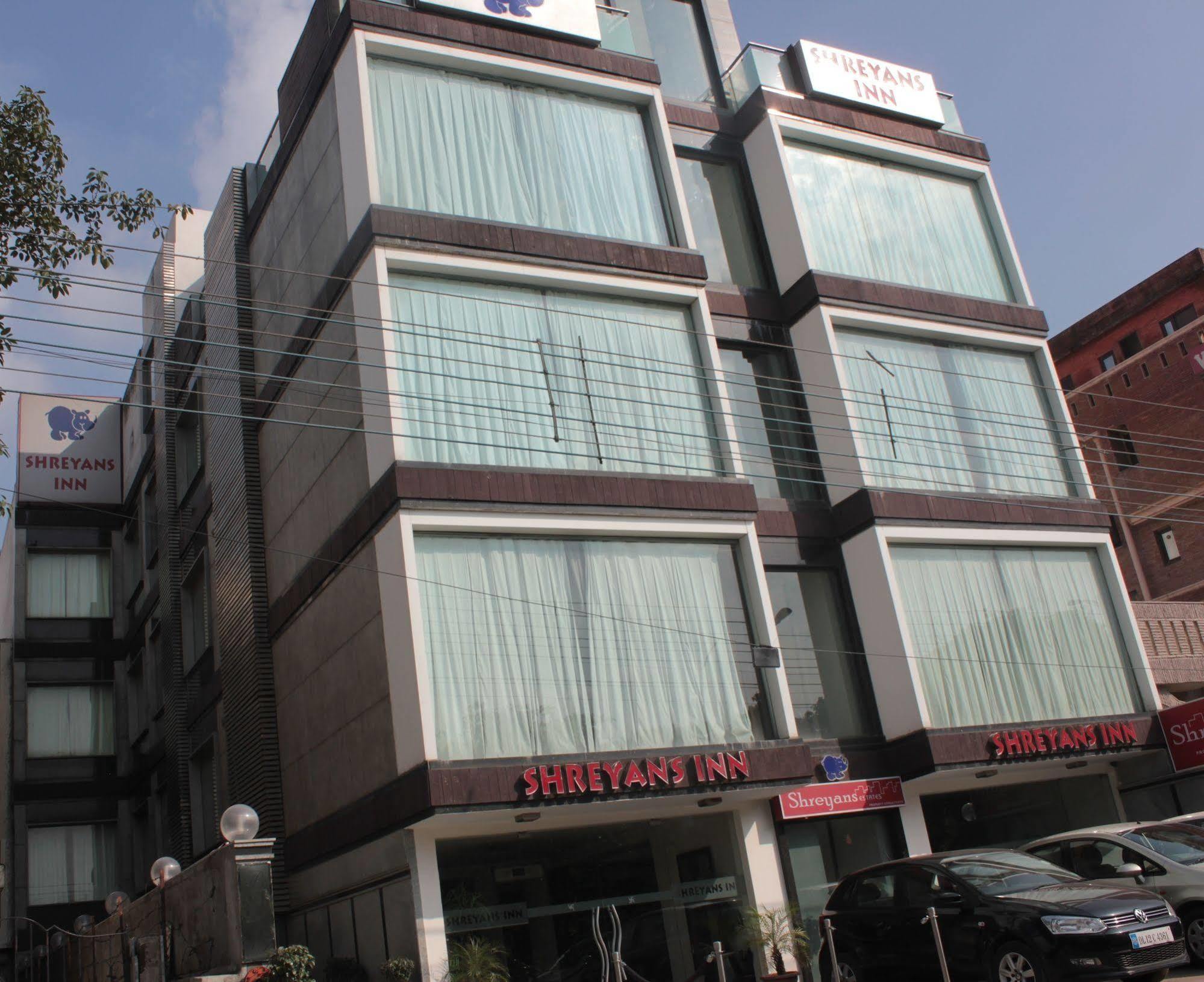 Shreyans Hotel 3*