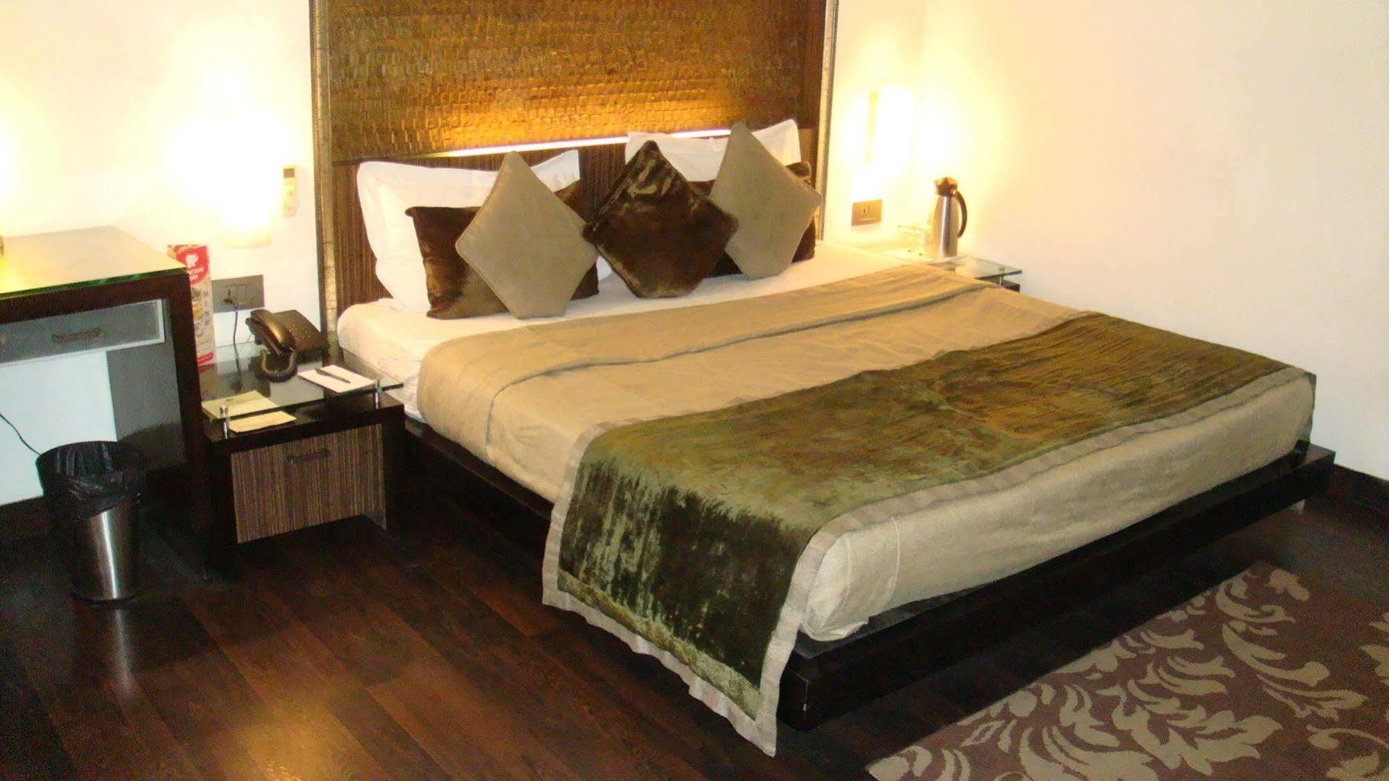 Shreyans Hotel 3*
