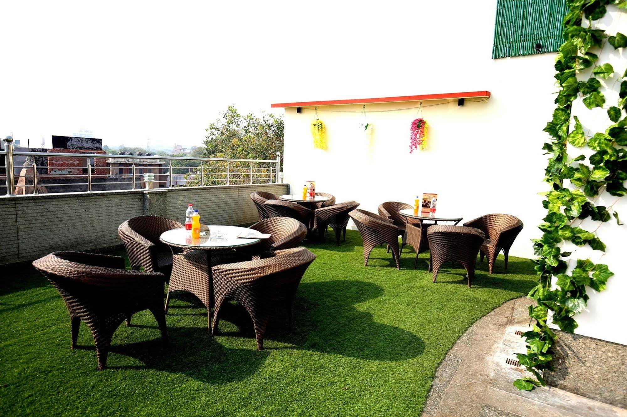 Neu - Near Connaught Place 4*