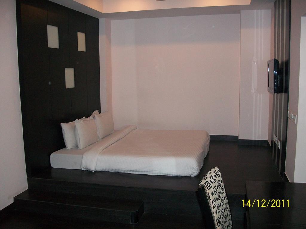 The Crest Hotel 3*