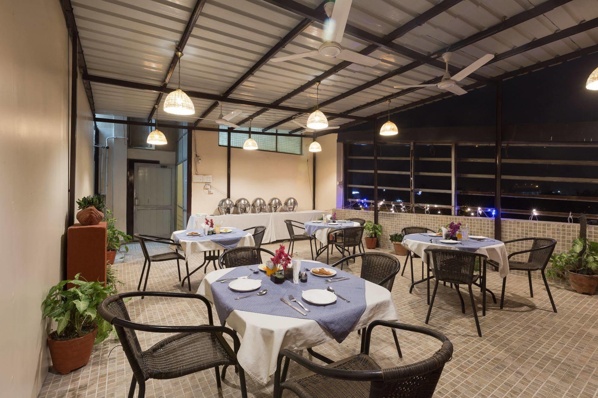 Kingston Park - Karol Bagh Hotel