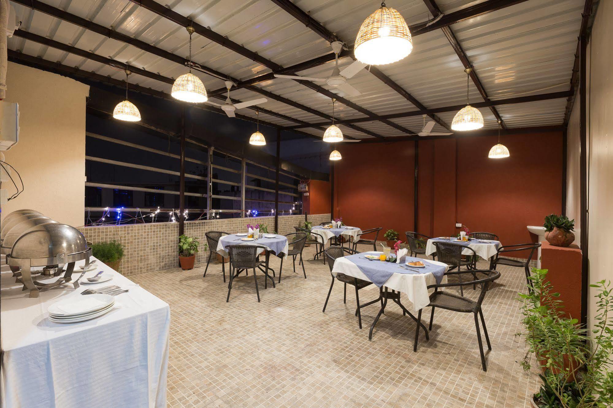 Hotel Kingston Park - Karol Bagh