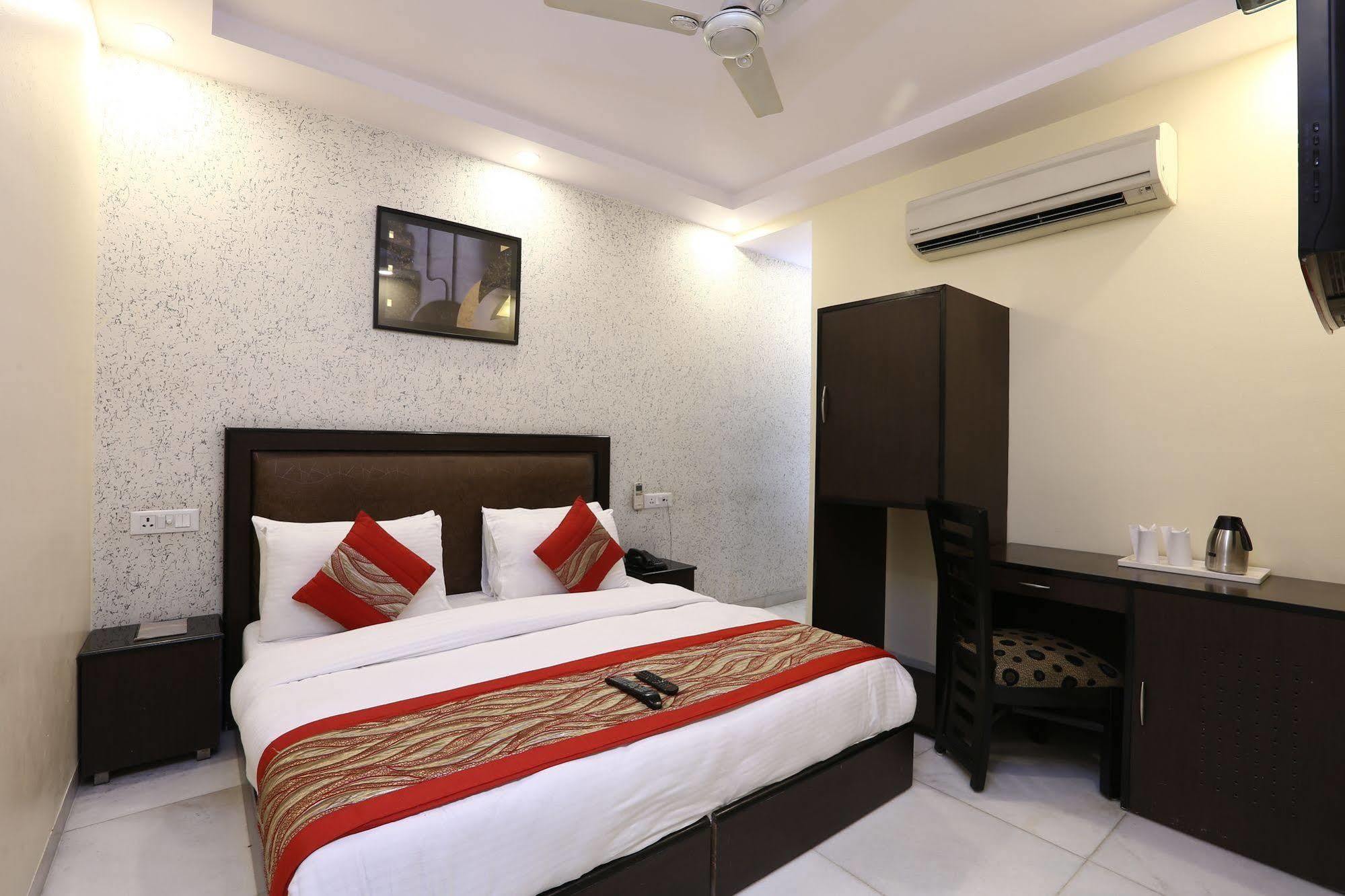Kingston Park - Karol Bagh Hotel