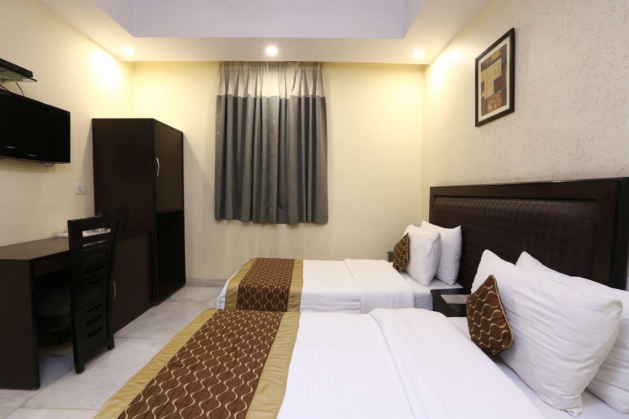 Kingston Park - Karol Bagh Hotel 3*