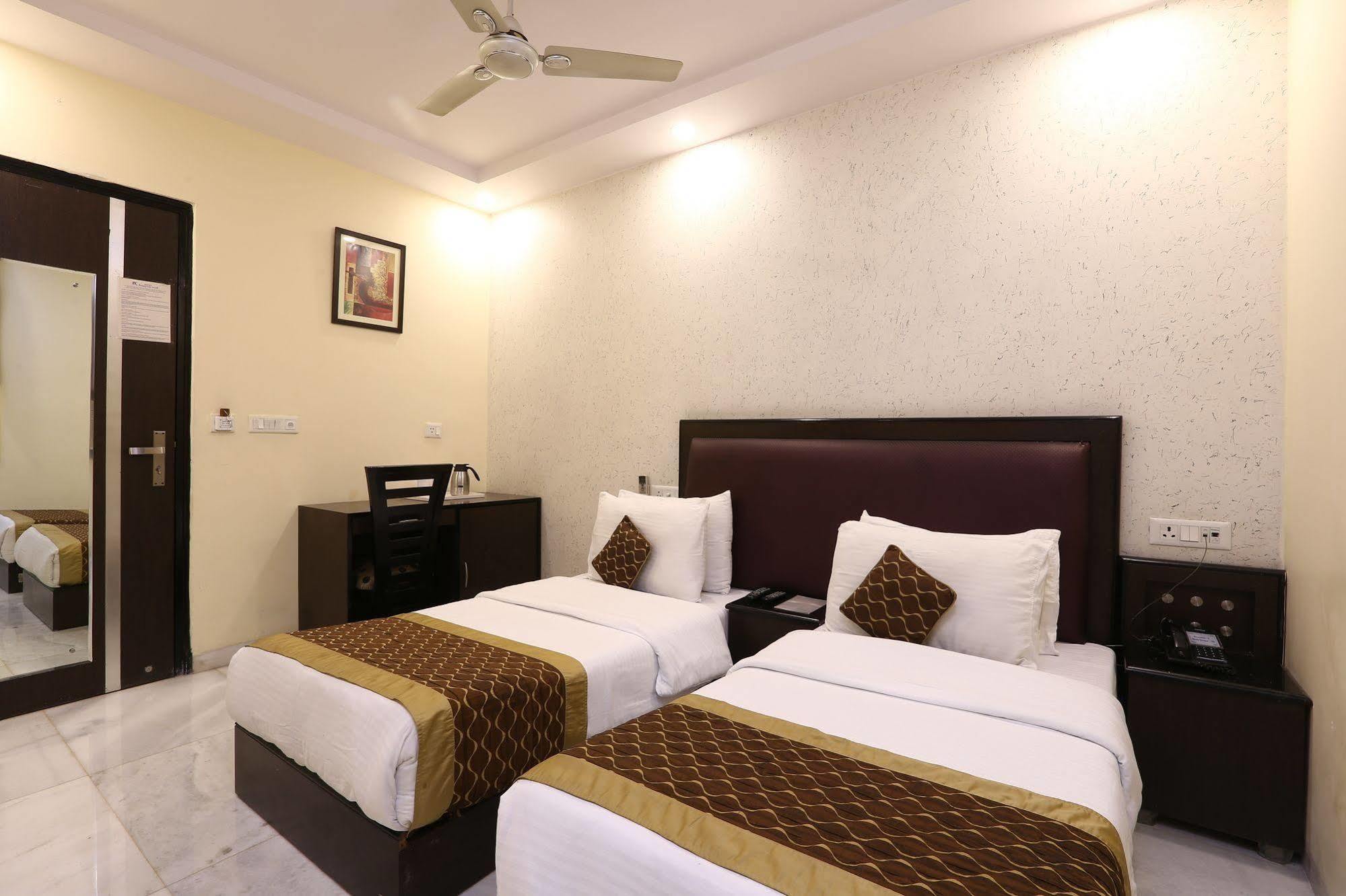 Kingston Park - Karol Bagh Hotel
