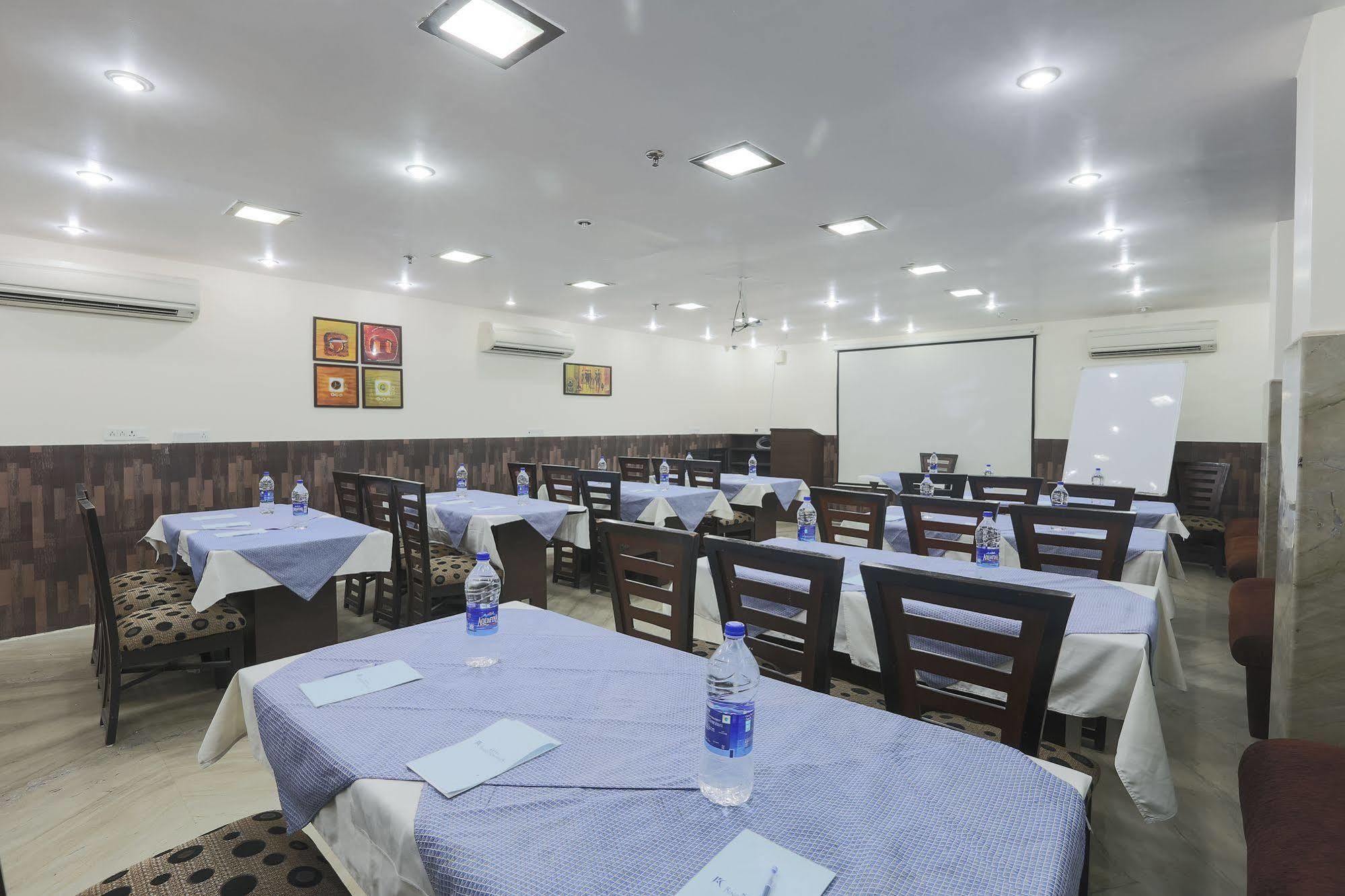 Kingston Park - Karol Bagh Hotel 3*