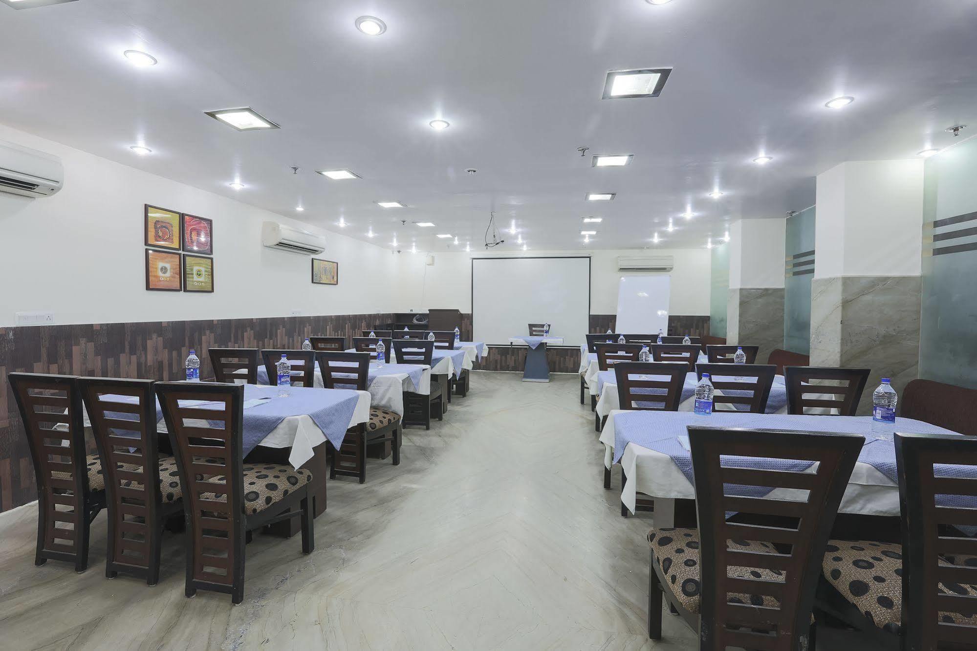 Kingston Park - Karol Bagh Hotel