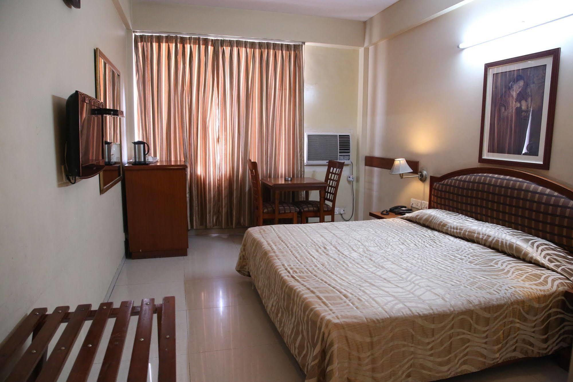 The Tourist - 1 Min From Railway Station Hotel