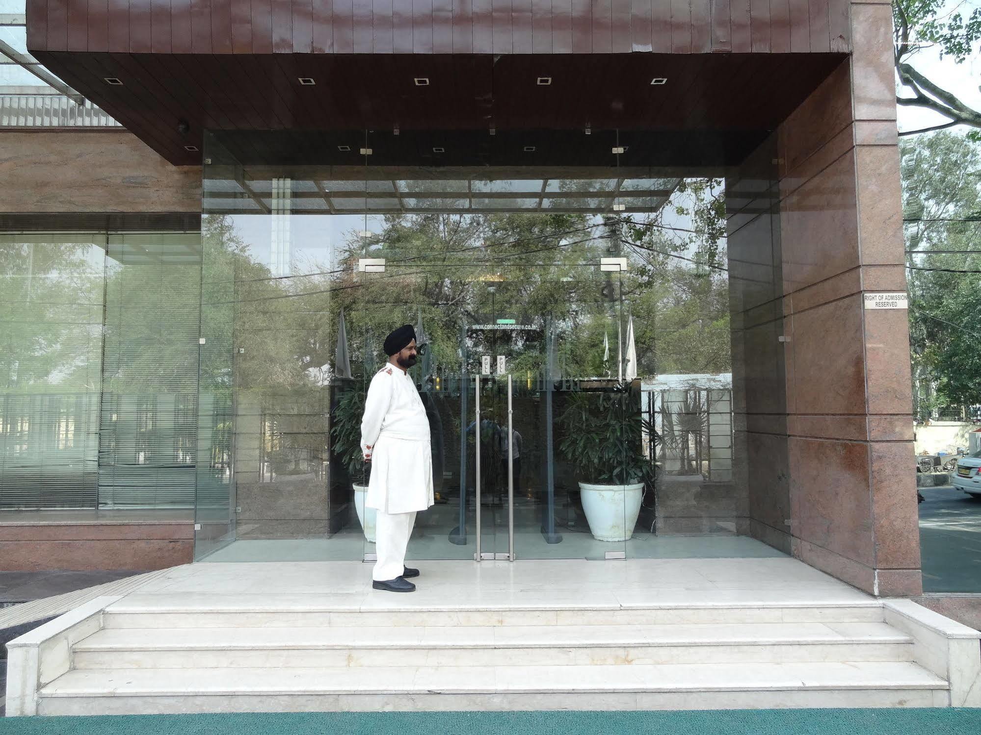 Venizia Sarovar Portico 4*